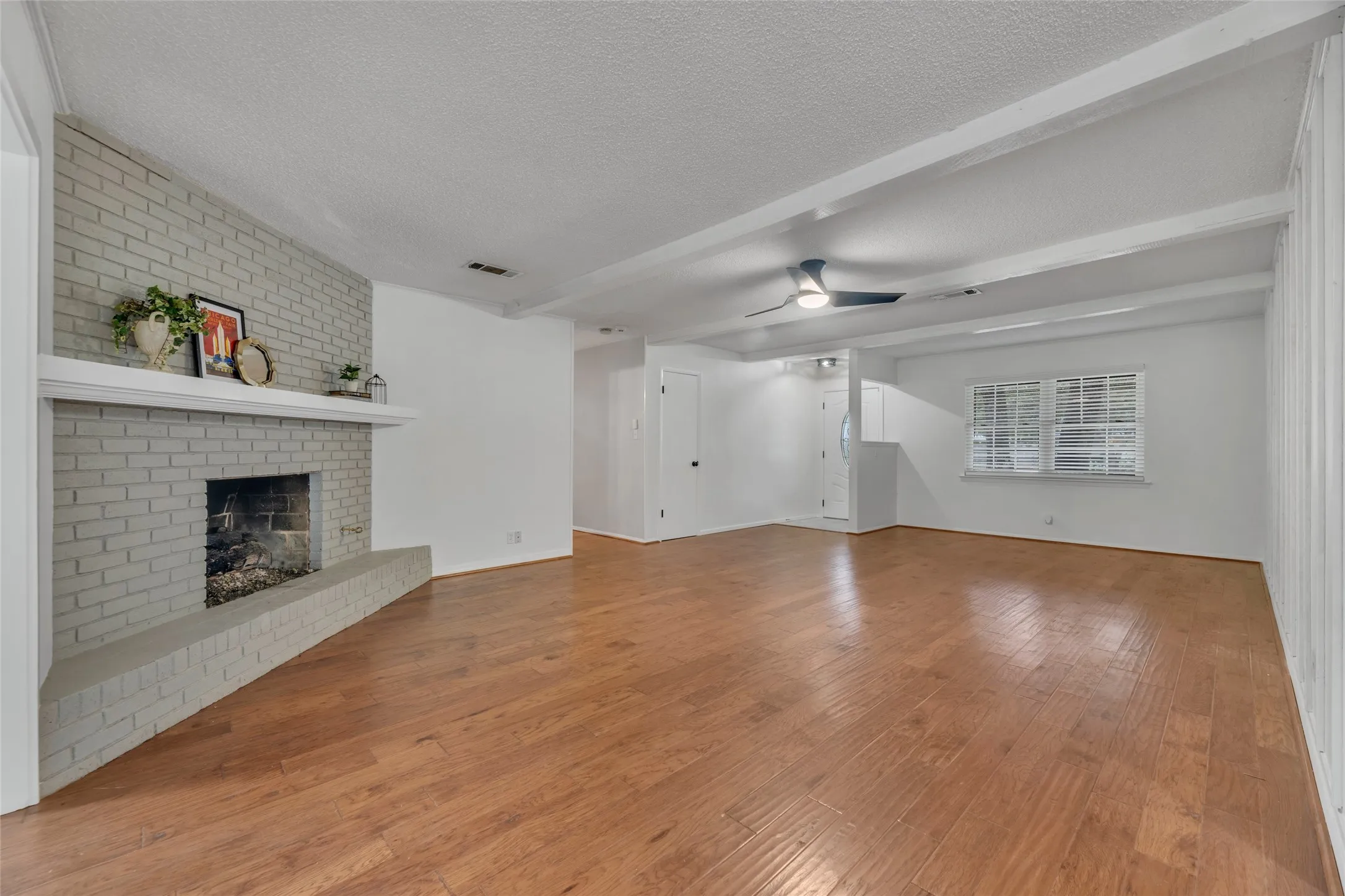 Single Family Residence For Sale in Tarrant County , 204 Juniper Street, Mansfield, Texas 76063, 3 Bedrooms, 2 Bathrooms, Garage spaces, 2,413 Sqft, built in 1963, Price $324,900, mls#21133088, Real Estate Agent in Mansfield, Homes For Sale in Tarrant county, Homes For Sale in Mansfield, Realtor in Mansfield Texas, Real Estate Brokerage Independent Realty Texas, Luminita Cordes Realtor