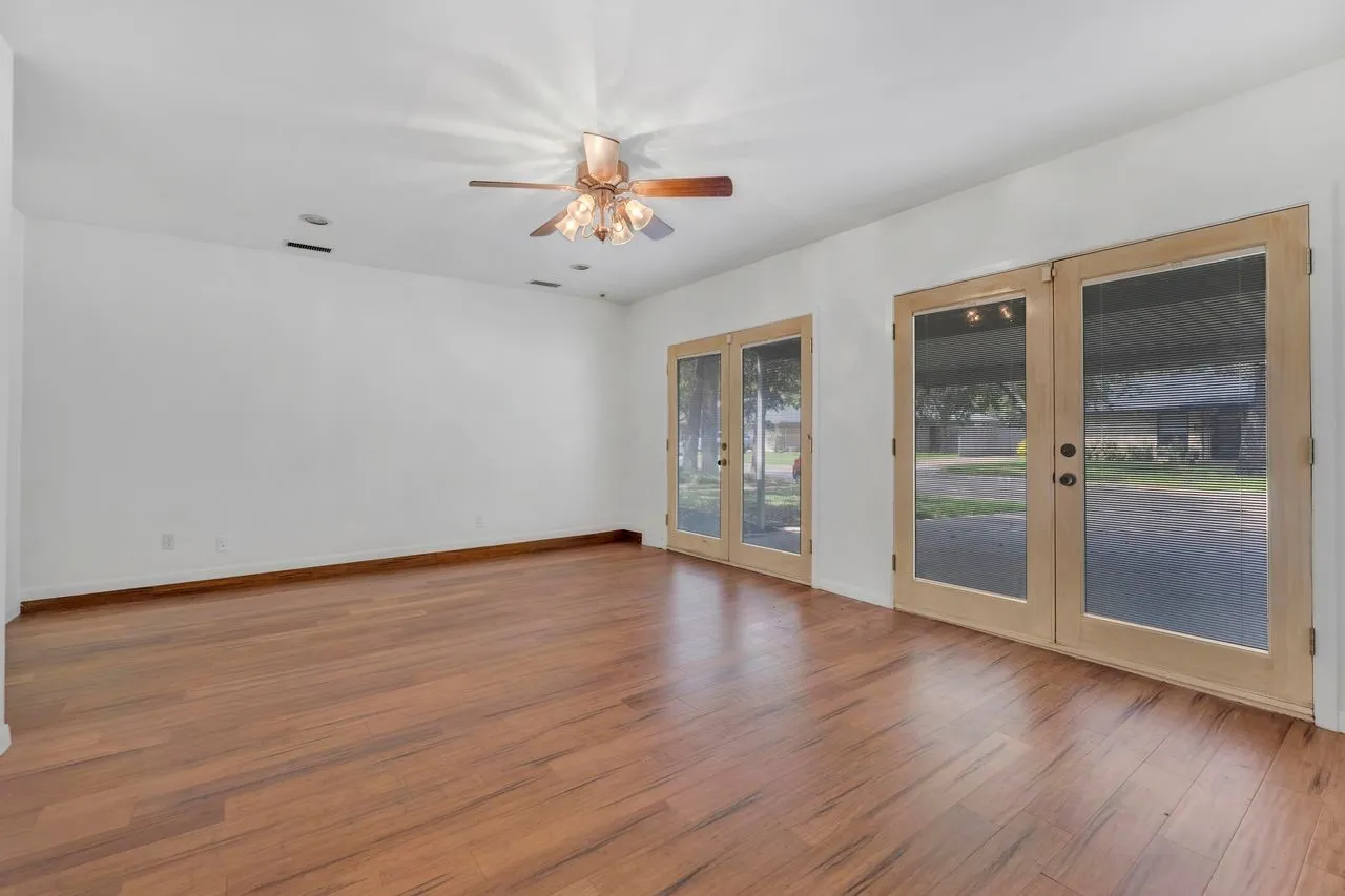 Single Family Residence For Sale in Tarrant County , 204 Juniper Street, Mansfield, Texas 76063, 3 Bedrooms, 2 Bathrooms, Garage spaces, 2,413 Sqft, built in 1963, Price $324,900, mls#21133088, Real Estate Agent in Mansfield, Homes For Sale in Tarrant county, Homes For Sale in Mansfield, Realtor in Mansfield Texas, Real Estate Brokerage Independent Realty Texas, Luminita Cordes Realtor