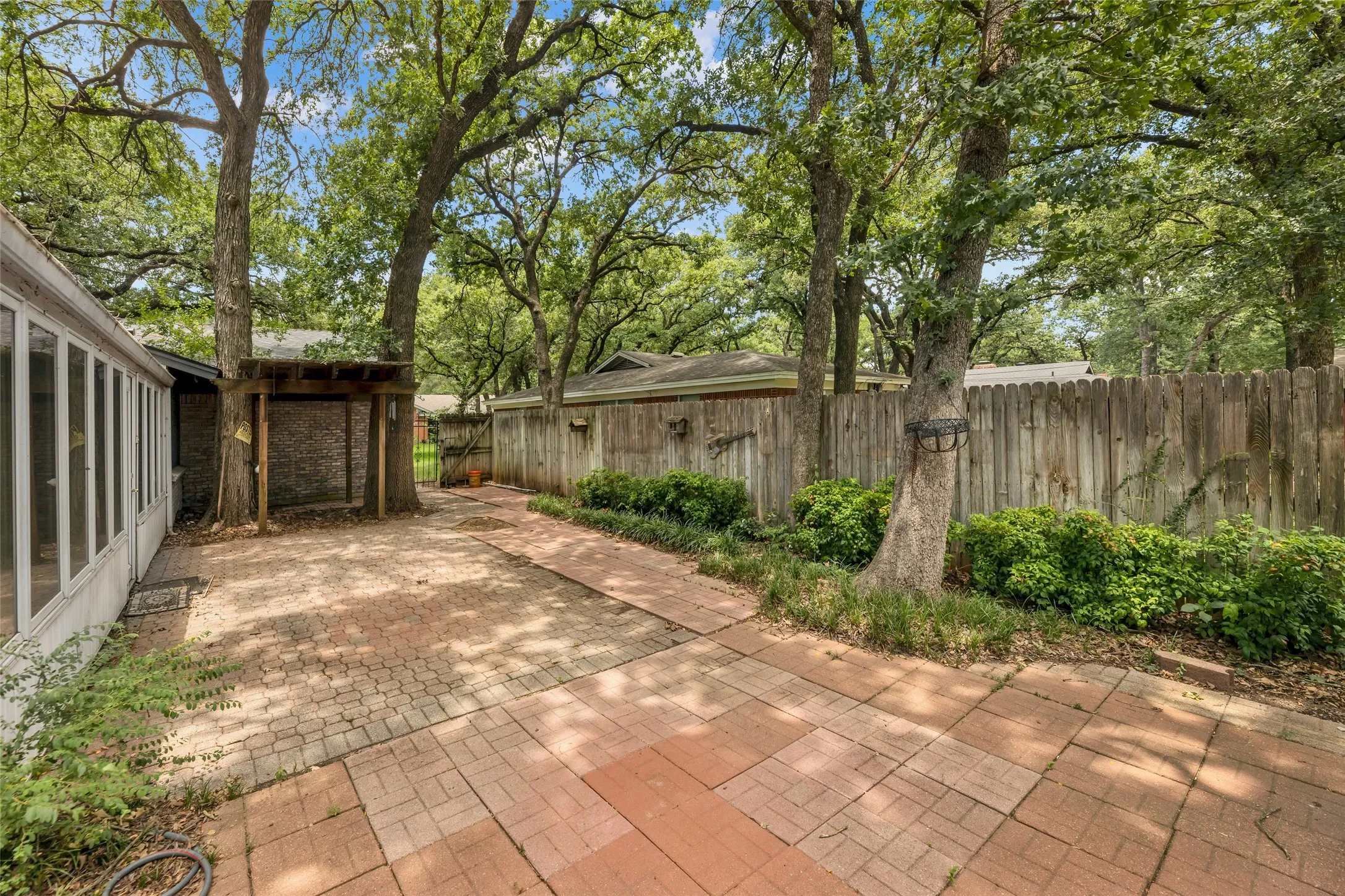 Single Family Residence For Sale in Tarrant County , 204 Juniper Street, Mansfield, Texas 76063, 3 Bedrooms, 2 Bathrooms, Garage spaces, 2,413 Sqft, built in 1963, Price $324,900, mls#21133088, Real Estate Agent in Mansfield, Homes For Sale in Tarrant county, Homes For Sale in Mansfield, Realtor in Mansfield Texas, Real Estate Brokerage Independent Realty Texas, Luminita Cordes Realtor