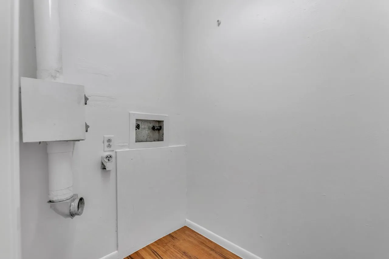 Single Family Residence For Sale in Tarrant County , 204 Juniper Street, Mansfield, Texas 76063, 3 Bedrooms, 2 Bathrooms, Garage spaces, 2,413 Sqft, built in 1963, Price $324,900, mls#21133088, Real Estate Agent in Mansfield, Homes For Sale in Tarrant county, Homes For Sale in Mansfield, Realtor in Mansfield Texas, Real Estate Brokerage Independent Realty Texas, Luminita Cordes Realtor