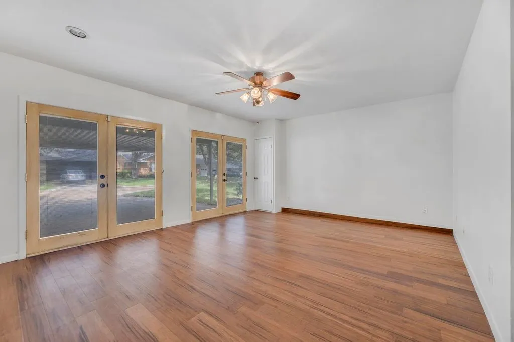 Single Family Residence For Sale in Tarrant County , 204 Juniper Street, Mansfield, Texas 76063, 3 Bedrooms, 2 Bathrooms, Garage spaces, 2,413 Sqft, built in 1963, Price $324,900, mls#21133088, Real Estate Agent in Mansfield, Homes For Sale in Tarrant county, Homes For Sale in Mansfield, Realtor in Mansfield Texas, Real Estate Brokerage Independent Realty Texas, Luminita Cordes Realtor