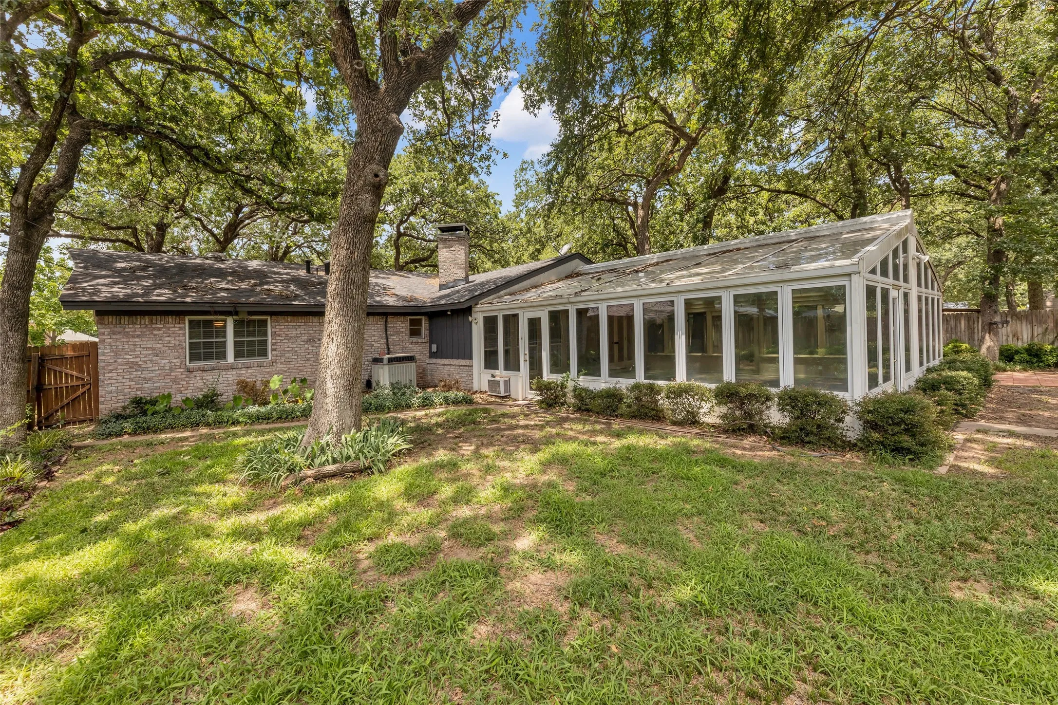 Single Family Residence For Sale in Tarrant County , 204 Juniper Street, Mansfield, Texas 76063, 3 Bedrooms, 2 Bathrooms, Garage spaces, 2,413 Sqft, built in 1963, Price $324,900, mls#21133088, Real Estate Agent in Mansfield, Homes For Sale in Tarrant county, Homes For Sale in Mansfield, Realtor in Mansfield Texas, Real Estate Brokerage Independent Realty Texas, Luminita Cordes Realtor