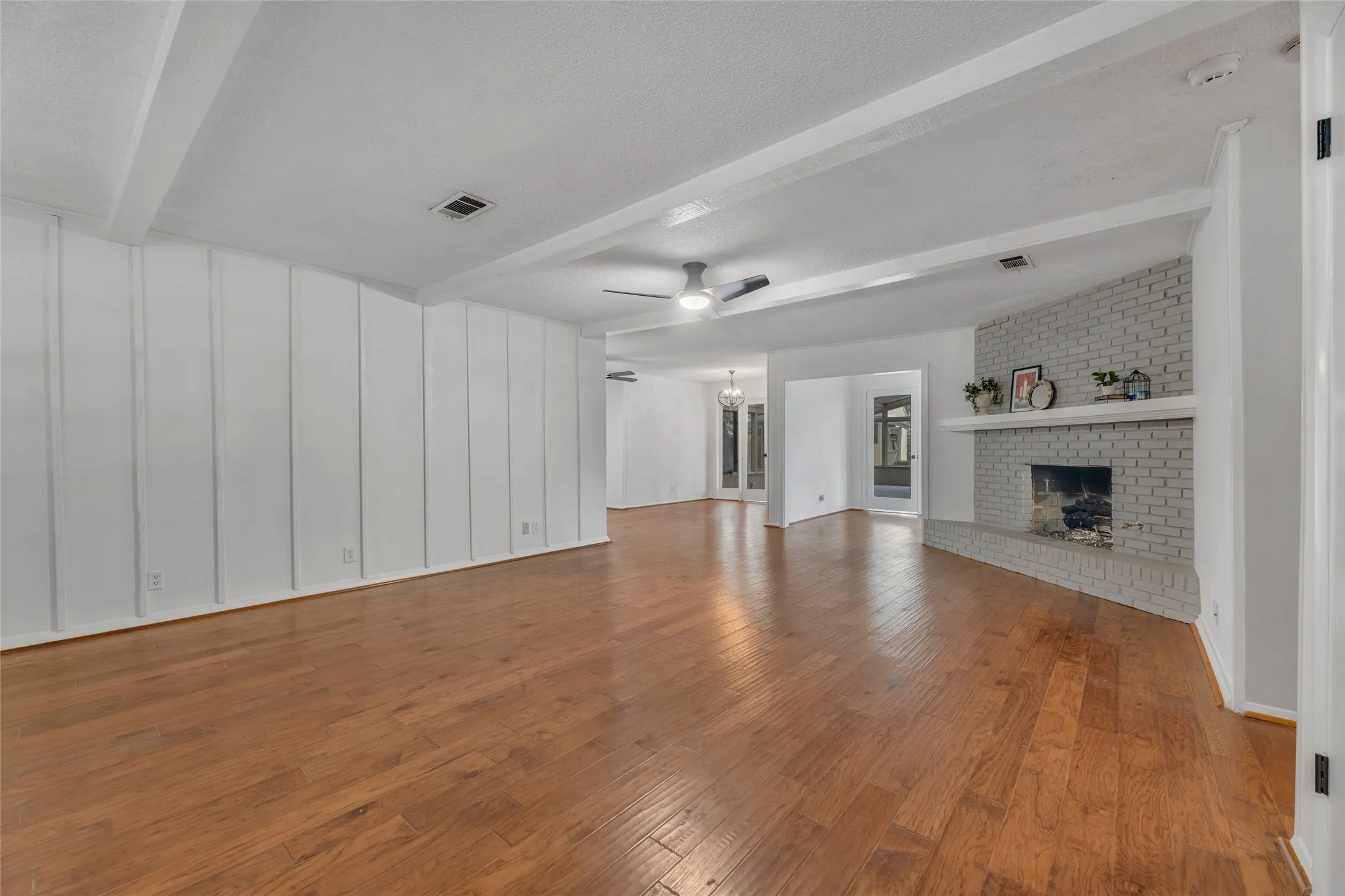 Single Family Residence For Sale in Tarrant County , 204 Juniper Street, Mansfield, Texas 76063, 3 Bedrooms, 2 Bathrooms, Garage spaces, 2,413 Sqft, built in 1963, Price $324,900, mls#21133088, Real Estate Agent in Mansfield, Homes For Sale in Tarrant county, Homes For Sale in Mansfield, Realtor in Mansfield Texas, Real Estate Brokerage Independent Realty Texas, Luminita Cordes Realtor