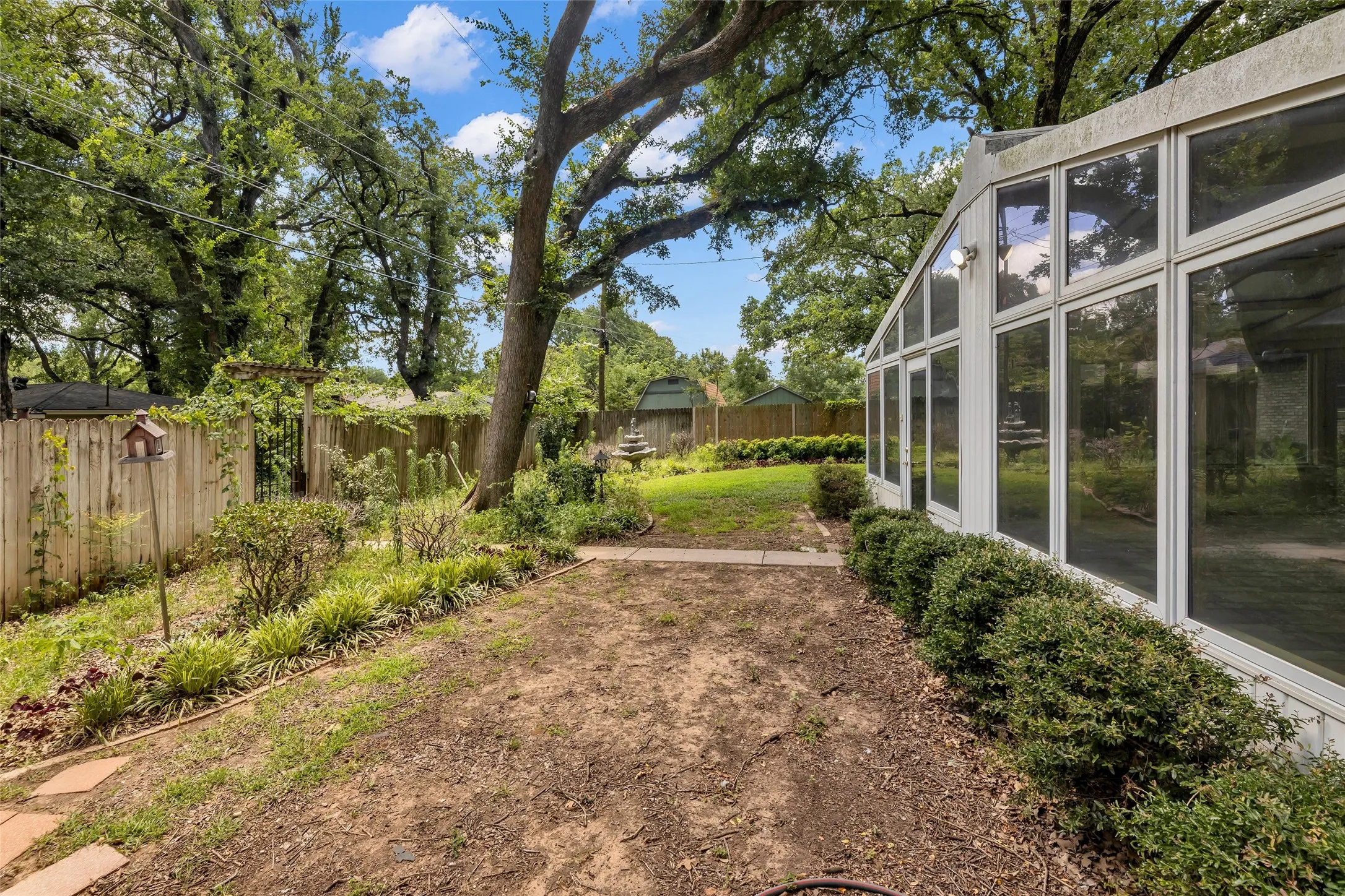 Single Family Residence For Sale in Tarrant County , 204 Juniper Street, Mansfield, Texas 76063, 3 Bedrooms, 2 Bathrooms, Garage spaces, 2,413 Sqft, built in 1963, Price $324,900, mls#21133088, Real Estate Agent in Mansfield, Homes For Sale in Tarrant county, Homes For Sale in Mansfield, Realtor in Mansfield Texas, Real Estate Brokerage Independent Realty Texas, Luminita Cordes Realtor