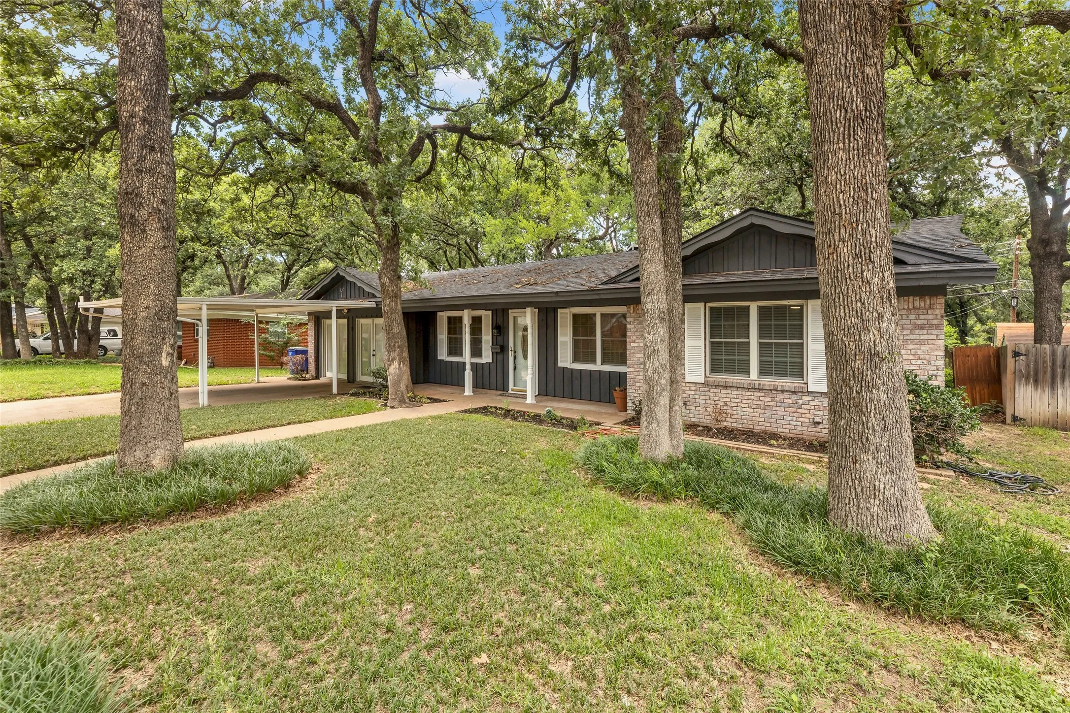 Single Family Residence For Sale in Tarrant County , 204 Juniper Street, Mansfield, Texas 76063, 3 Bedrooms, 2 Bathrooms, Garage spaces, 2,413 Sqft, built in 1963, Price $324,900, mls#21133088, Real Estate Agent in Mansfield, Homes For Sale in Tarrant county, Homes For Sale in Mansfield, Realtor in Mansfield Texas, Real Estate Brokerage Independent Realty Texas, Luminita Cordes Realtor