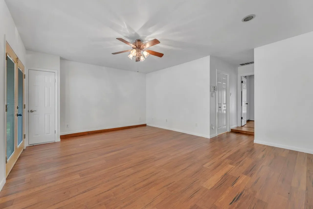 Single Family Residence For Sale in Tarrant County , 204 Juniper Street, Mansfield, Texas 76063, 3 Bedrooms, 2 Bathrooms, Garage spaces, 2,413 Sqft, built in 1963, Price $324,900, mls#21133088, Real Estate Agent in Mansfield, Homes For Sale in Tarrant county, Homes For Sale in Mansfield, Realtor in Mansfield Texas, Real Estate Brokerage Independent Realty Texas, Luminita Cordes Realtor