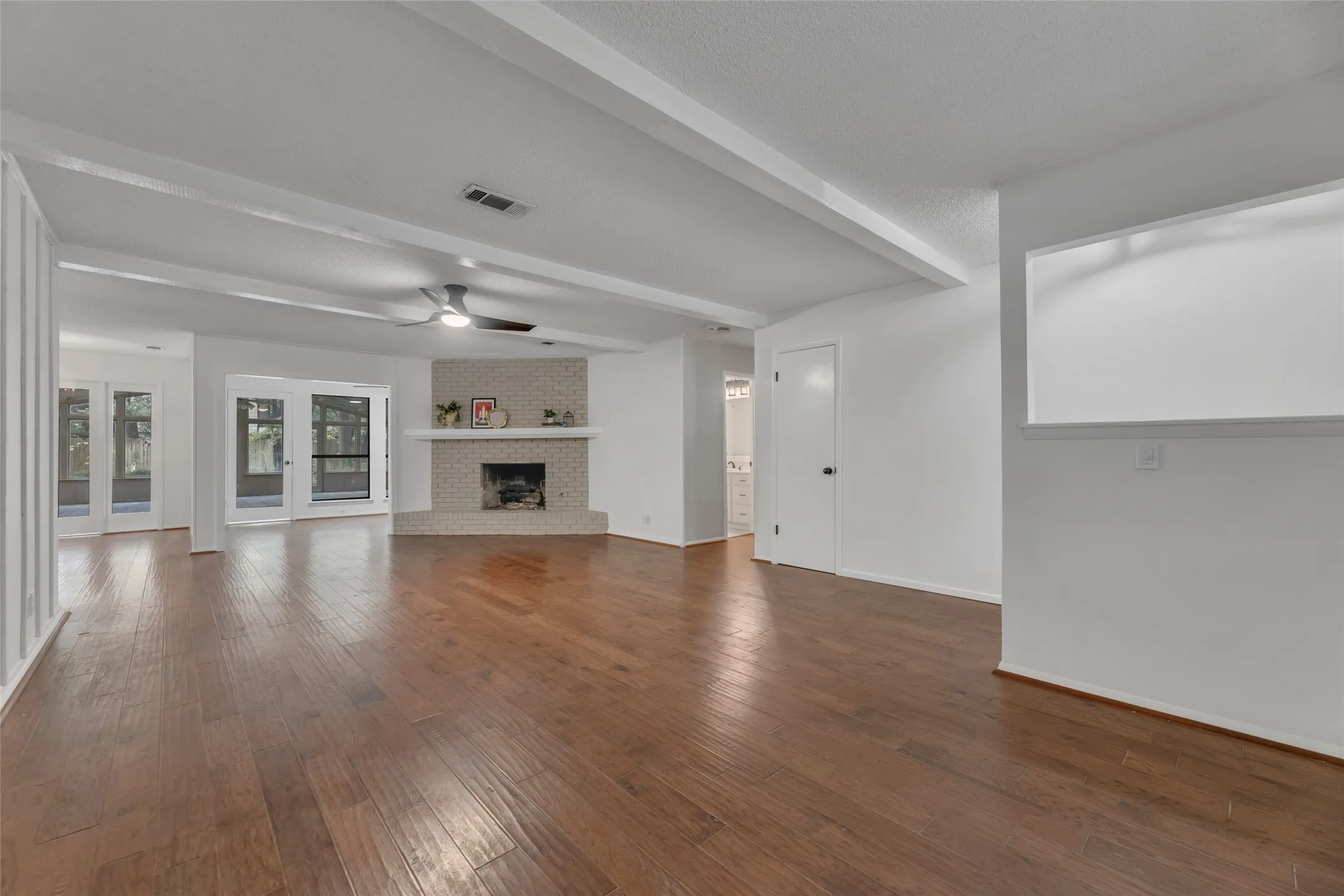 Single Family Residence For Sale in Tarrant County , 204 Juniper Street, Mansfield, Texas 76063, 3 Bedrooms, 2 Bathrooms, Garage spaces, 2,413 Sqft, built in 1963, Price $324,900, mls#21133088, Real Estate Agent in Mansfield, Homes For Sale in Tarrant county, Homes For Sale in Mansfield, Realtor in Mansfield Texas, Real Estate Brokerage Independent Realty Texas, Luminita Cordes Realtor