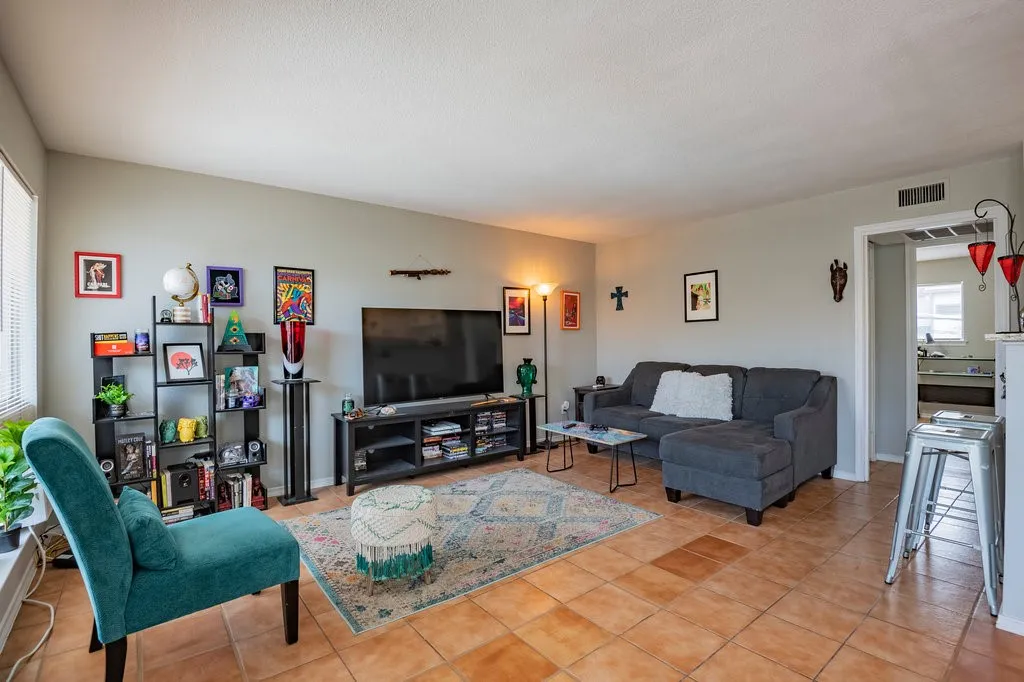 Condominium For Sale in Dallas County , 5000 Bowser Avenue 211, Dallas, Texas 75209, 1 Bedroom, 1 Bathroom, Garage spaces, 617 Sqft, built in 1962, mls#21134633, Real Estate Agent in Dallas, Homes For Sale in Dallas county, Homes For Sale in Dallas, Realtor in Dallas Texas, Real Estate Brokerage Independent Realty Texas, Luminita Cordes Realtor