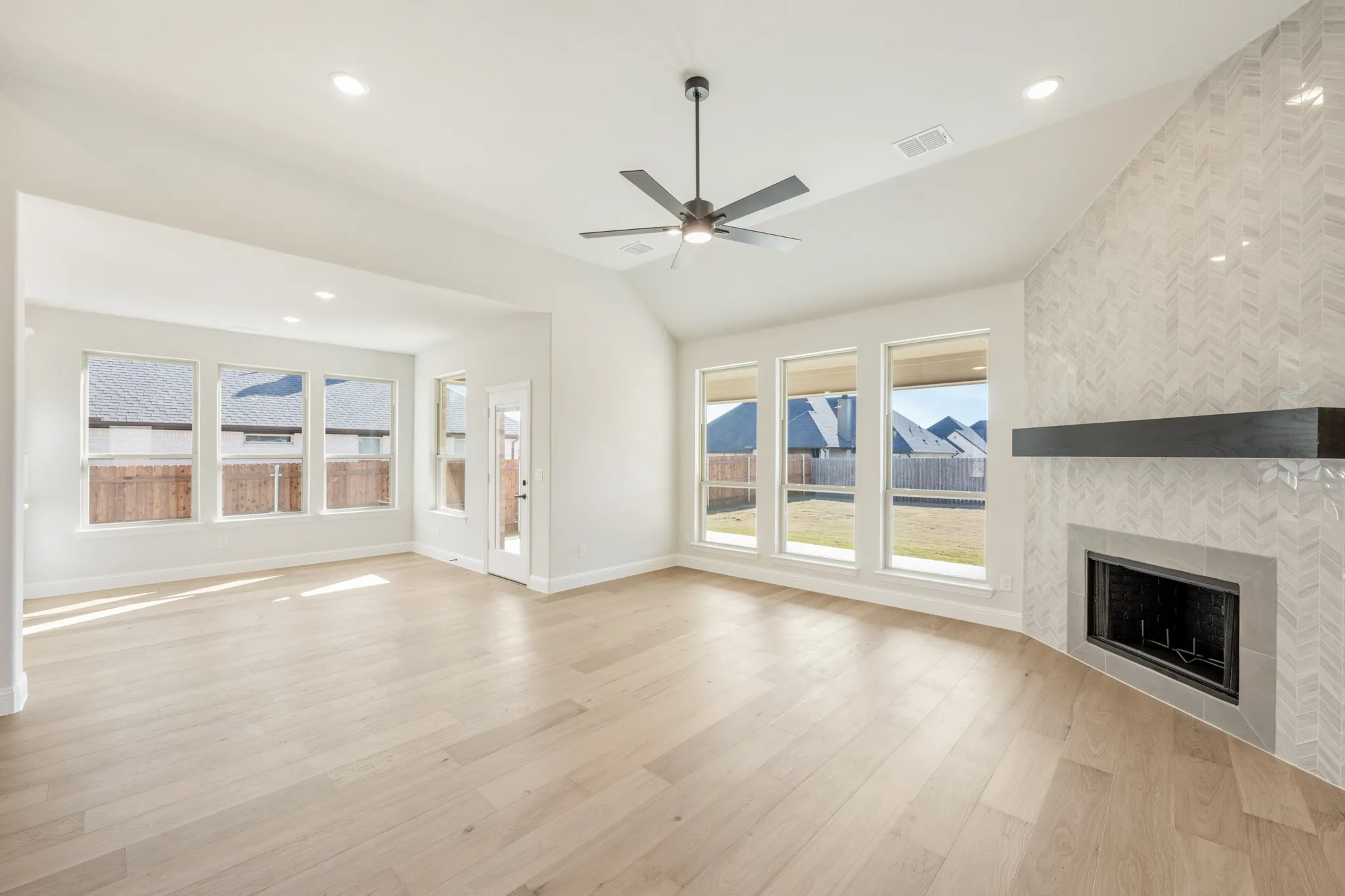 Single Family Residence For Sale in Ellis County , 115 Tetrad Circle, Waxahachie, Texas 75165, 4 Bedroom, 4 Bathroom, 3 Garage spaces, 3,435 Sqft, built in 2025, New Construction - Complete, mls#21125642, Real Estate Agent in Waxahachie, Homes For Sale in Ellis county, Homes For Sale in Waxahachie, Realtor in Waxahachie Texas, Real Estate Brokerage Independent Realty Texas, Luminita Cordes Realtor