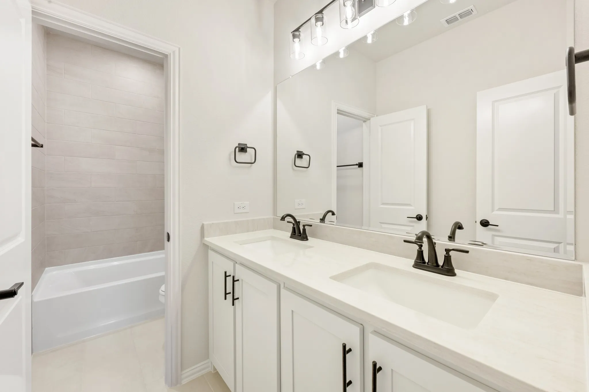 Single Family Residence For Sale in Ellis County , 115 Tetrad Circle, Waxahachie, Texas 75165, 4 Bedroom, 4 Bathroom, 3 Garage spaces, 3,435 Sqft, built in 2025, New Construction - Complete, mls#21125642, Real Estate Agent in Waxahachie, Homes For Sale in Ellis county, Homes For Sale in Waxahachie, Realtor in Waxahachie Texas, Real Estate Brokerage Independent Realty Texas, Luminita Cordes Realtor