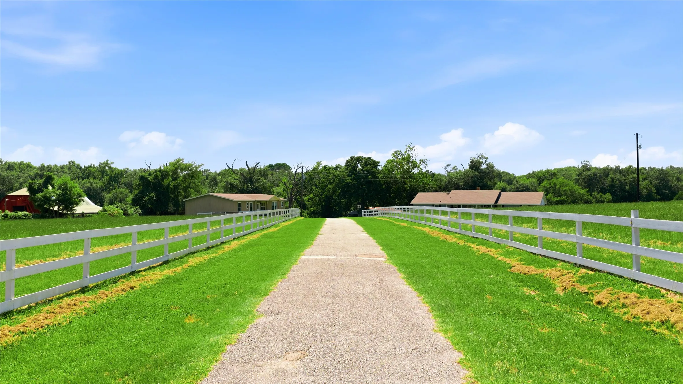 Single Family Residence For Sale in Henderson County , 12637 State Highway 19 N, Athens, Texas 75752, 3 Bedrooms, 2 Bathrooms, 2 Garage spaces, 1,674 Sqft, built in 1985, Preowned, Price $473,000, mls#21136586, Real Estate Agent in Athens, Homes For Sale in Henderson county, Homes For Sale in Athens, Realtor in Athens Texas, Real Estate Brokerage Independent Realty Texas, Luminita Cordes Realtor