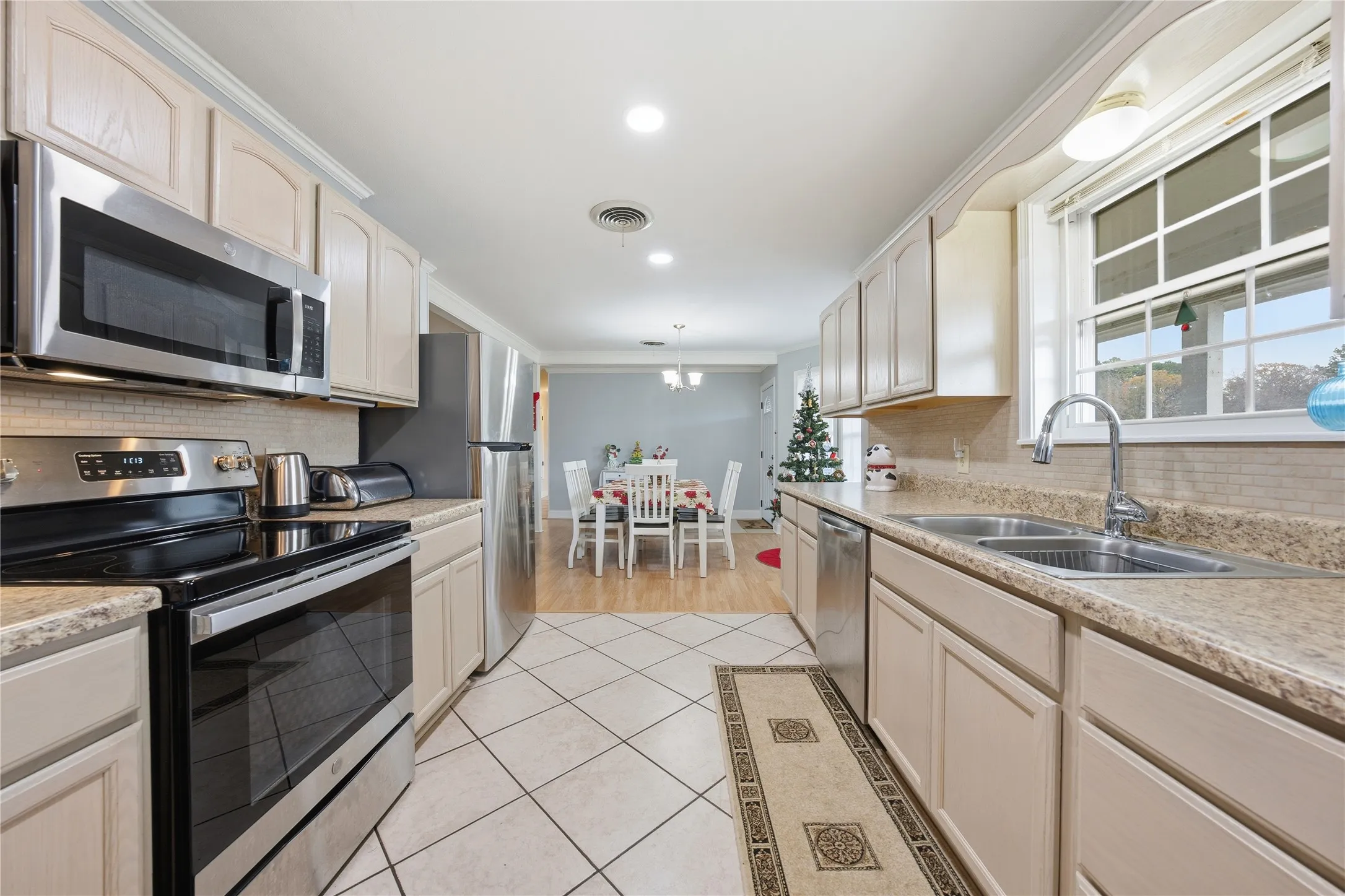 Single Family Residence For Sale in Henderson County , 12637 State Highway 19 N, Athens, Texas 75752, 3 Bedrooms, 2 Bathrooms, 2 Garage spaces, 1,674 Sqft, built in 1985, Preowned, Price $473,000, mls#21136586, Real Estate Agent in Athens, Homes For Sale in Henderson county, Homes For Sale in Athens, Realtor in Athens Texas, Real Estate Brokerage Independent Realty Texas, Luminita Cordes Realtor
