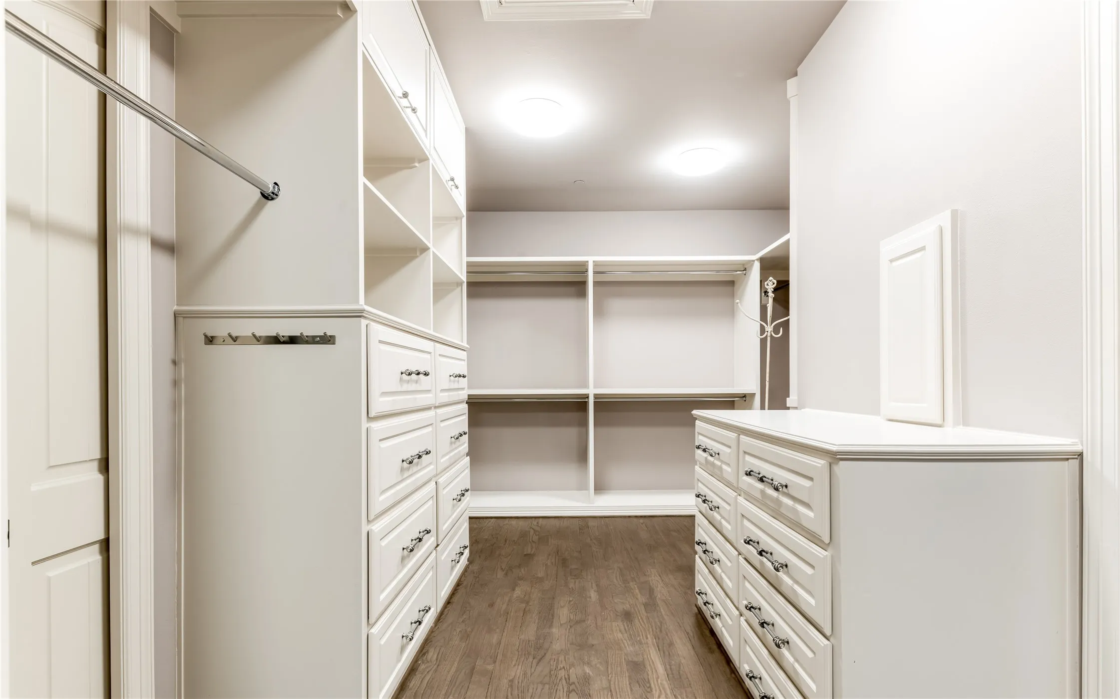 Oversize wardrobe with built in safe