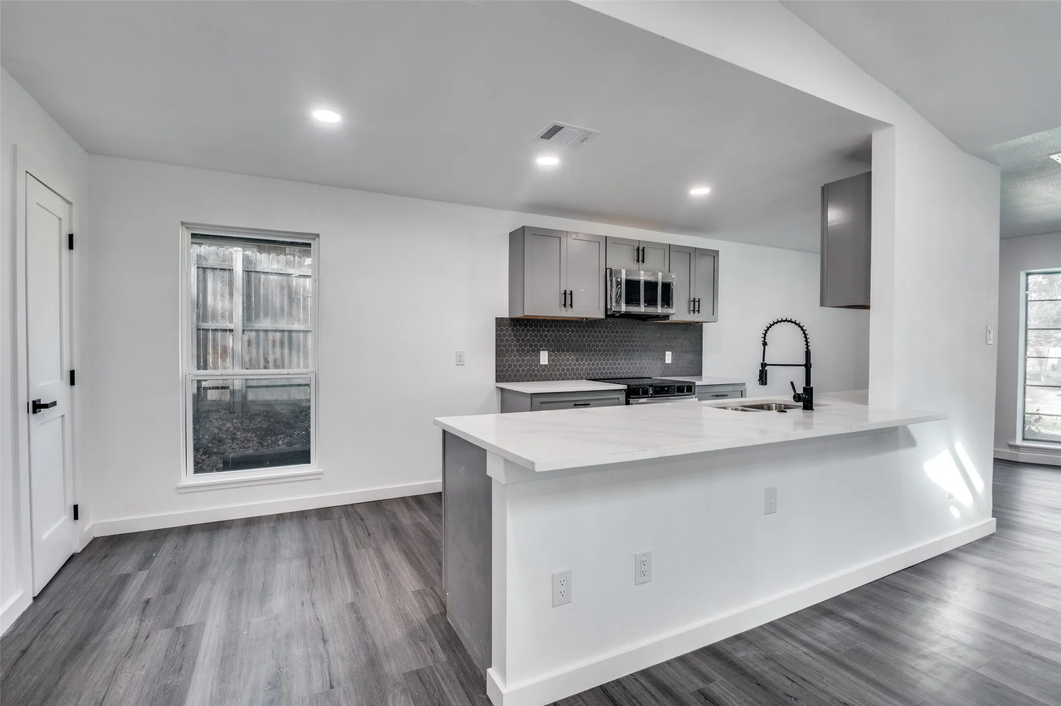 Single Family Residence For Sale in Dallas County , 1241 Springbrook Drive, De Soto, Texas 75115, 4 Bedroom, 3 Bathroom, 2 Garage spaces, 1,865 Sqft, built in 1969, Preowned, mls#21136514, Real Estate Agent in De Soto, Homes For Sale in Dallas county, Homes For Sale in De Soto, Realtor in De Soto Texas, Real Estate Brokerage Independent Realty Texas, Luminita Cordes Realtor