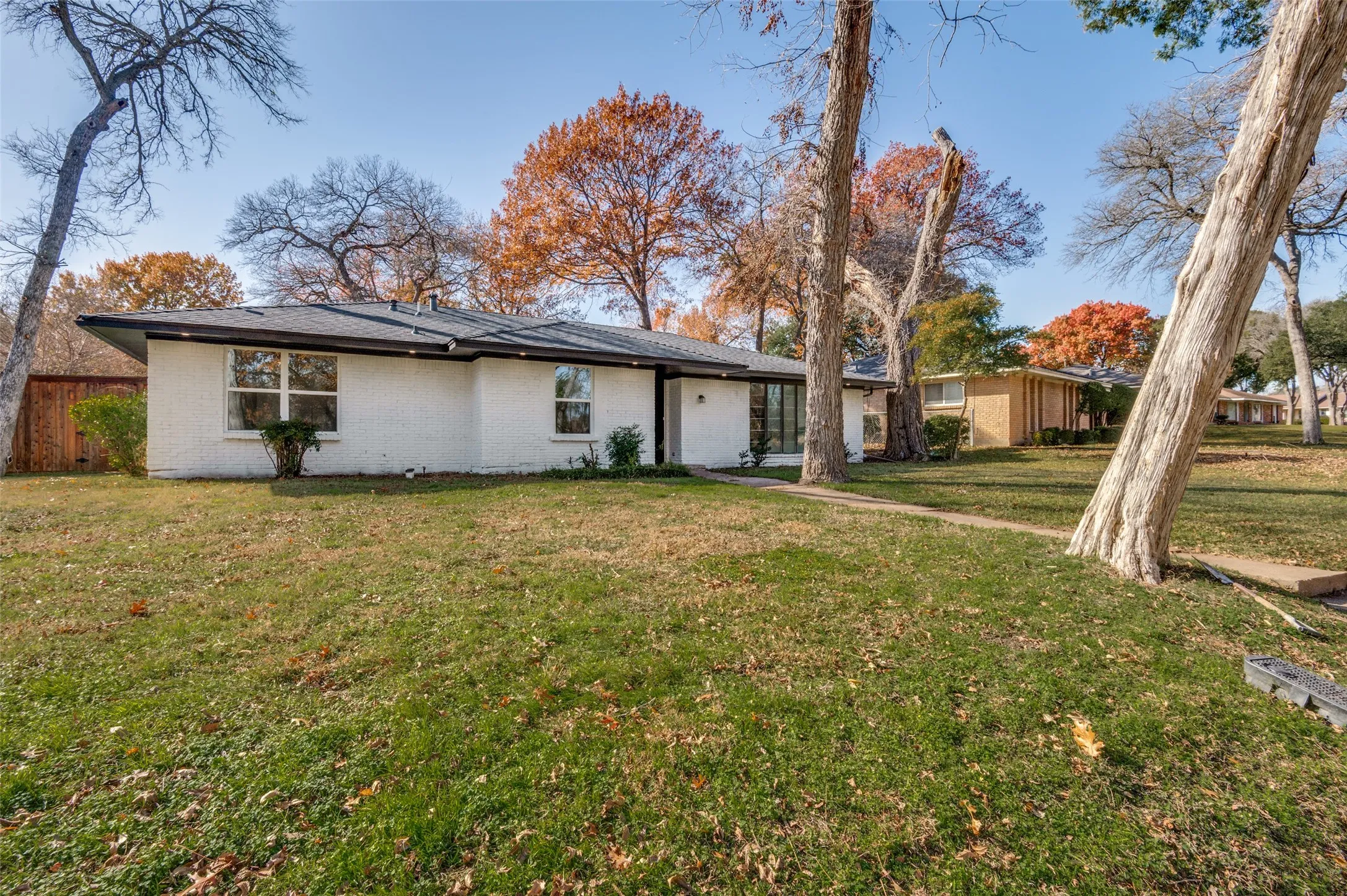 Single Family Residence For Sale in Dallas County , 1241 Springbrook Drive, De Soto, Texas 75115, 4 Bedroom, 3 Bathroom, 2 Garage spaces, 1,865 Sqft, built in 1969, Preowned, mls#21136514, Real Estate Agent in De Soto, Homes For Sale in Dallas county, Homes For Sale in De Soto, Realtor in De Soto Texas, Real Estate Brokerage Independent Realty Texas, Luminita Cordes Realtor