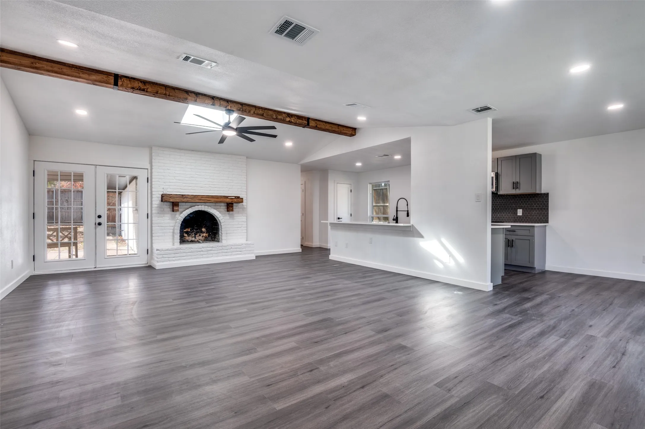 Single Family Residence For Sale in Dallas County , 1241 Springbrook Drive, De Soto, Texas 75115, 4 Bedroom, 3 Bathroom, 2 Garage spaces, 1,865 Sqft, built in 1969, Preowned, mls#21136514, Real Estate Agent in De Soto, Homes For Sale in Dallas county, Homes For Sale in De Soto, Realtor in De Soto Texas, Real Estate Brokerage Independent Realty Texas, Luminita Cordes Realtor