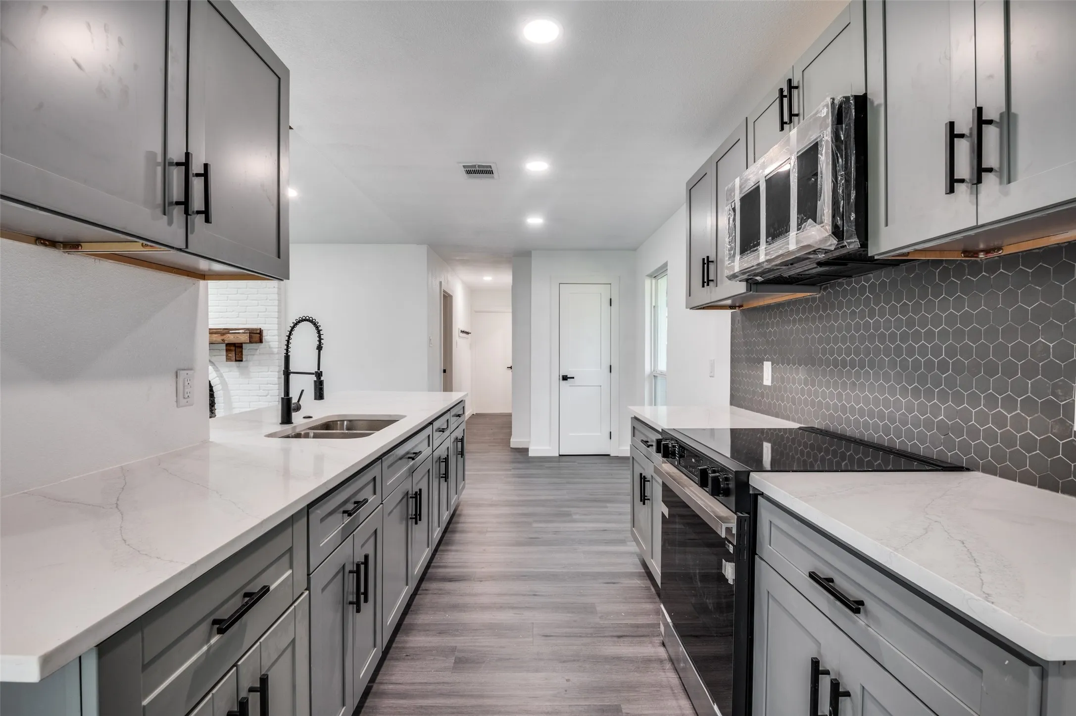Single Family Residence For Sale in Dallas County , 1241 Springbrook Drive, De Soto, Texas 75115, 4 Bedroom, 3 Bathroom, 2 Garage spaces, 1,865 Sqft, built in 1969, Preowned, mls#21136514, Real Estate Agent in De Soto, Homes For Sale in Dallas county, Homes For Sale in De Soto, Realtor in De Soto Texas, Real Estate Brokerage Independent Realty Texas, Luminita Cordes Realtor