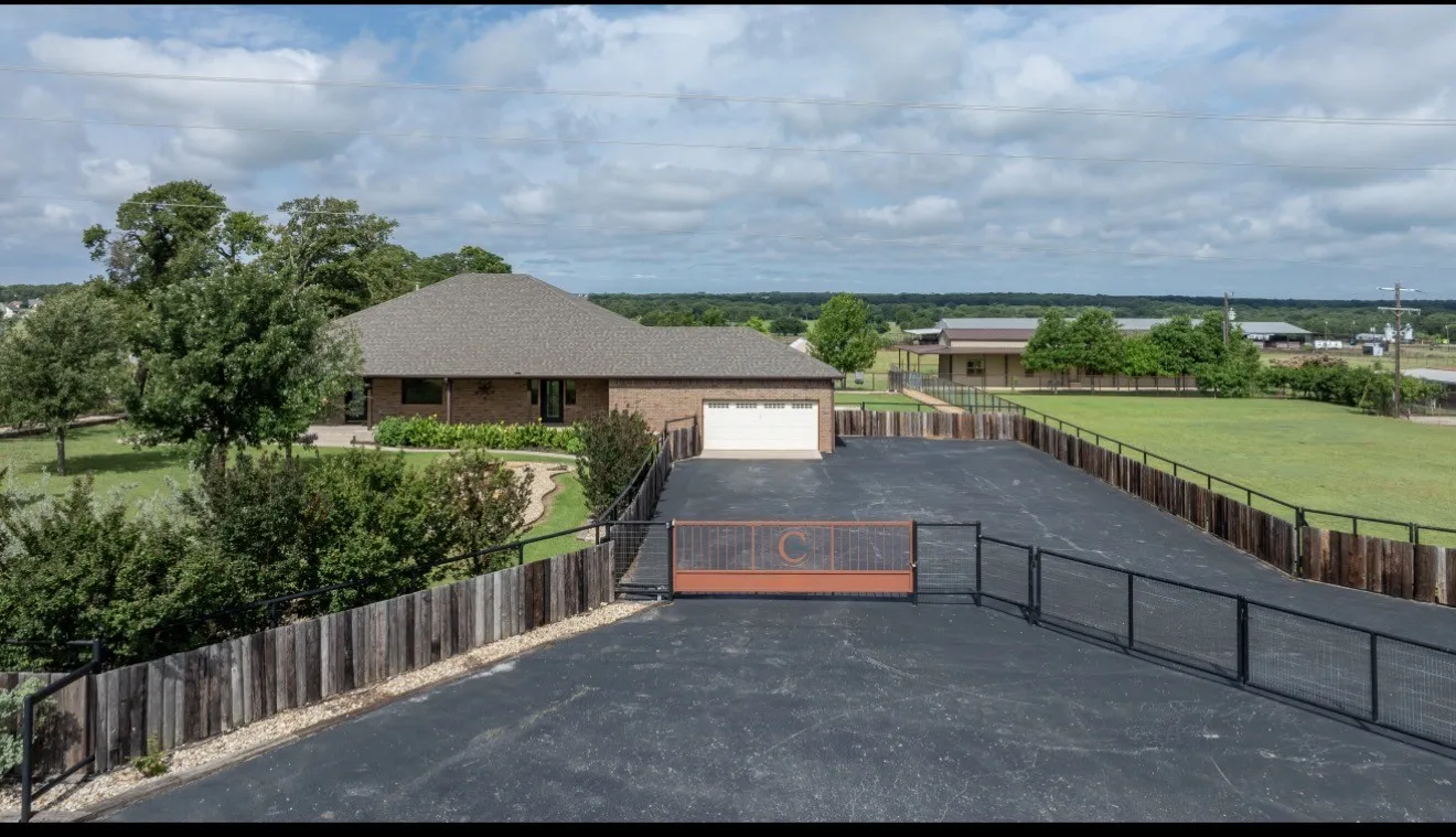 Single Family Residence For Sale in Wise County , 904 County Road 3341, Paradise, Texas 76073, 3 Bedroom, 3 Bathroom, 2 Garage spaces, 2,654 Sqft, built in 2007, Preowned, mls#21128054, Real Estate Agent in Paradise, Homes For Sale in Wise county, Homes For Sale in Paradise, Realtor in Paradise Texas, Real Estate Brokerage Independent Realty Texas, Luminita Cordes Realtor