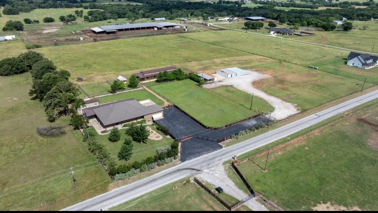 Single Family Residence For Sale in Wise County , 904 County Road 3341, Paradise, Texas 76073, 3 Bedroom, 3 Bathroom, 2 Garage spaces, 2,654 Sqft, built in 2007, Preowned, mls#21128054, Real Estate Agent in Paradise, Homes For Sale in Wise county, Homes For Sale in Paradise, Realtor in Paradise Texas, Real Estate Brokerage Independent Realty Texas, Luminita Cordes Realtor