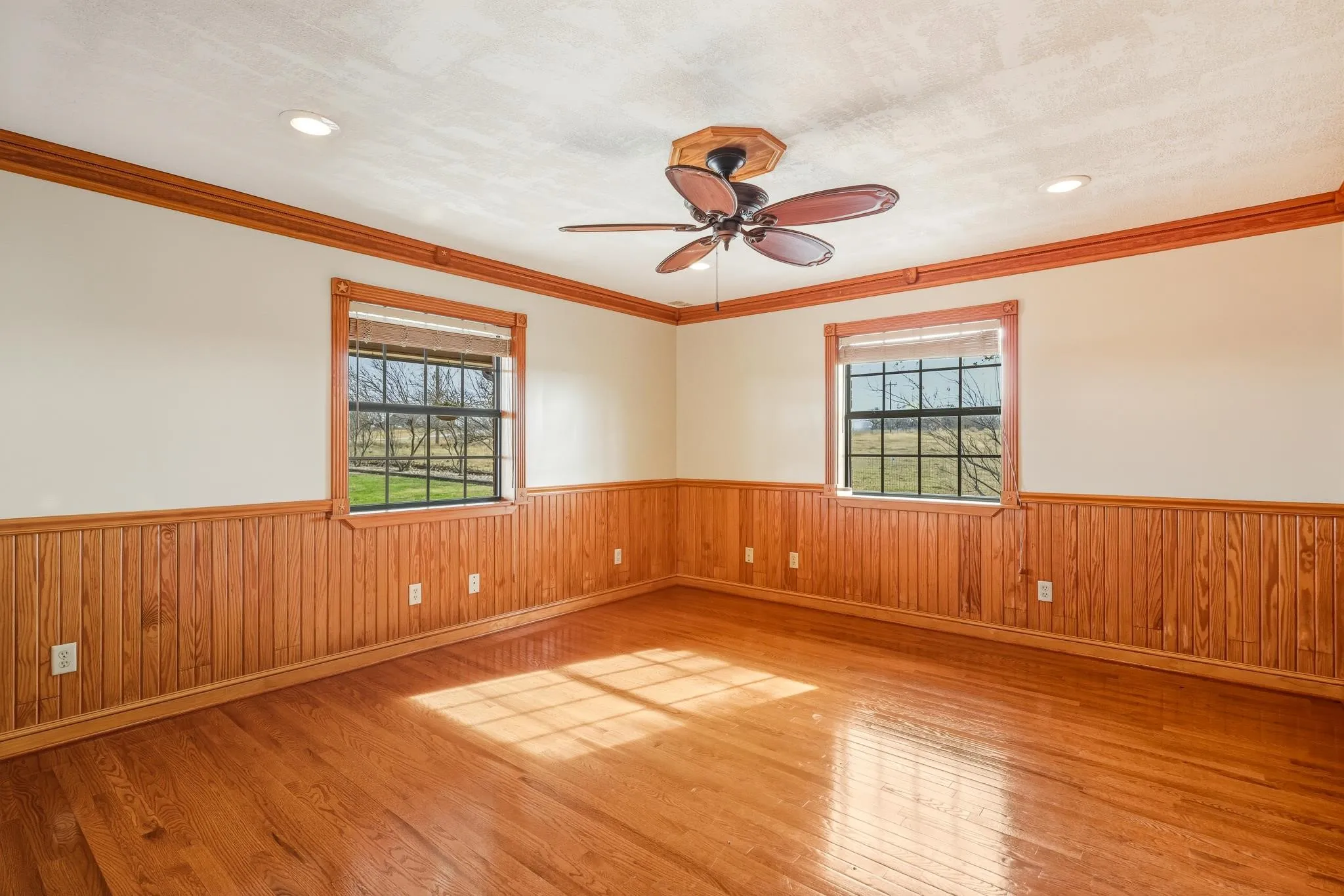 Single Family Residence For Sale in Wise County , 904 County Road 3341, Paradise, Texas 76073, 3 Bedroom, 3 Bathroom, 2 Garage spaces, 2,654 Sqft, built in 2007, Preowned, mls#21128054, Real Estate Agent in Paradise, Homes For Sale in Wise county, Homes For Sale in Paradise, Realtor in Paradise Texas, Real Estate Brokerage Independent Realty Texas, Luminita Cordes Realtor