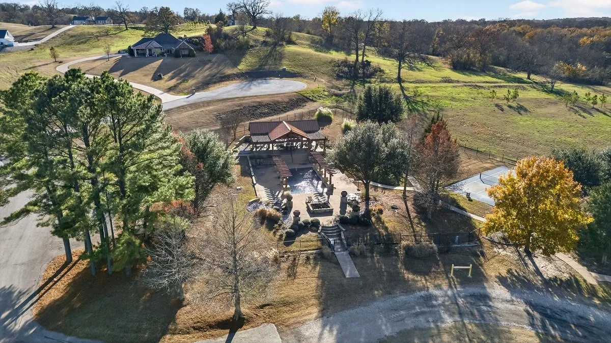 community pool, tennis court