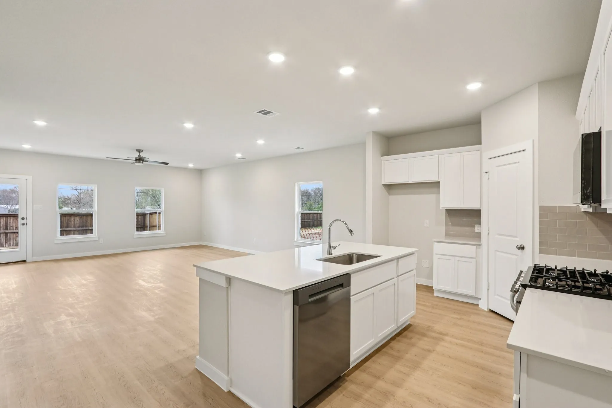 Single Family Residence For Sale in Kaufman County , 717 Vineyard Way, Forney, Texas 75126, 4 Bedroom, 3 Bathroom, 3 Garage spaces, 2,013 Sqft, built in 2025, New Construction - Incomplete, mls#21136709, Real Estate Agent in Forney, Homes For Sale in Kaufman county, Homes For Sale in Forney, Realtor in Forney Texas, Real Estate Brokerage Independent Realty Texas, Luminita Cordes Realtor