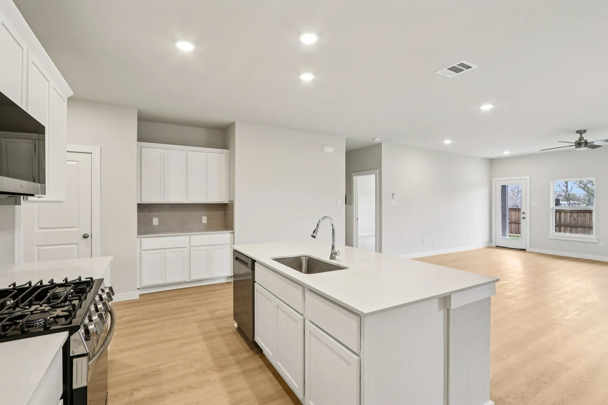 Single Family Residence For Sale in Kaufman County , 717 Vineyard Way, Forney, Texas 75126, 4 Bedroom, 3 Bathroom, 3 Garage spaces, 2,013 Sqft, built in 2025, New Construction - Incomplete, mls#21136709, Real Estate Agent in Forney, Homes For Sale in Kaufman county, Homes For Sale in Forney, Realtor in Forney Texas, Real Estate Brokerage Independent Realty Texas, Luminita Cordes Realtor