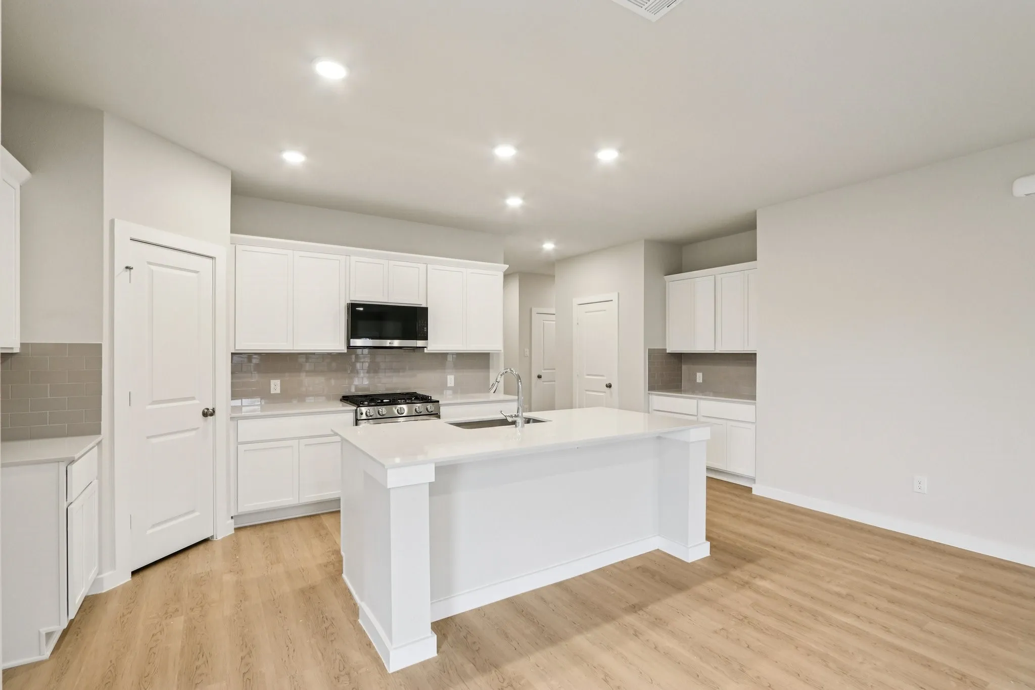 Single Family Residence For Sale in Kaufman County , 717 Vineyard Way, Forney, Texas 75126, 4 Bedroom, 3 Bathroom, 3 Garage spaces, 2,013 Sqft, built in 2025, New Construction - Incomplete, mls#21136709, Real Estate Agent in Forney, Homes For Sale in Kaufman county, Homes For Sale in Forney, Realtor in Forney Texas, Real Estate Brokerage Independent Realty Texas, Luminita Cordes Realtor