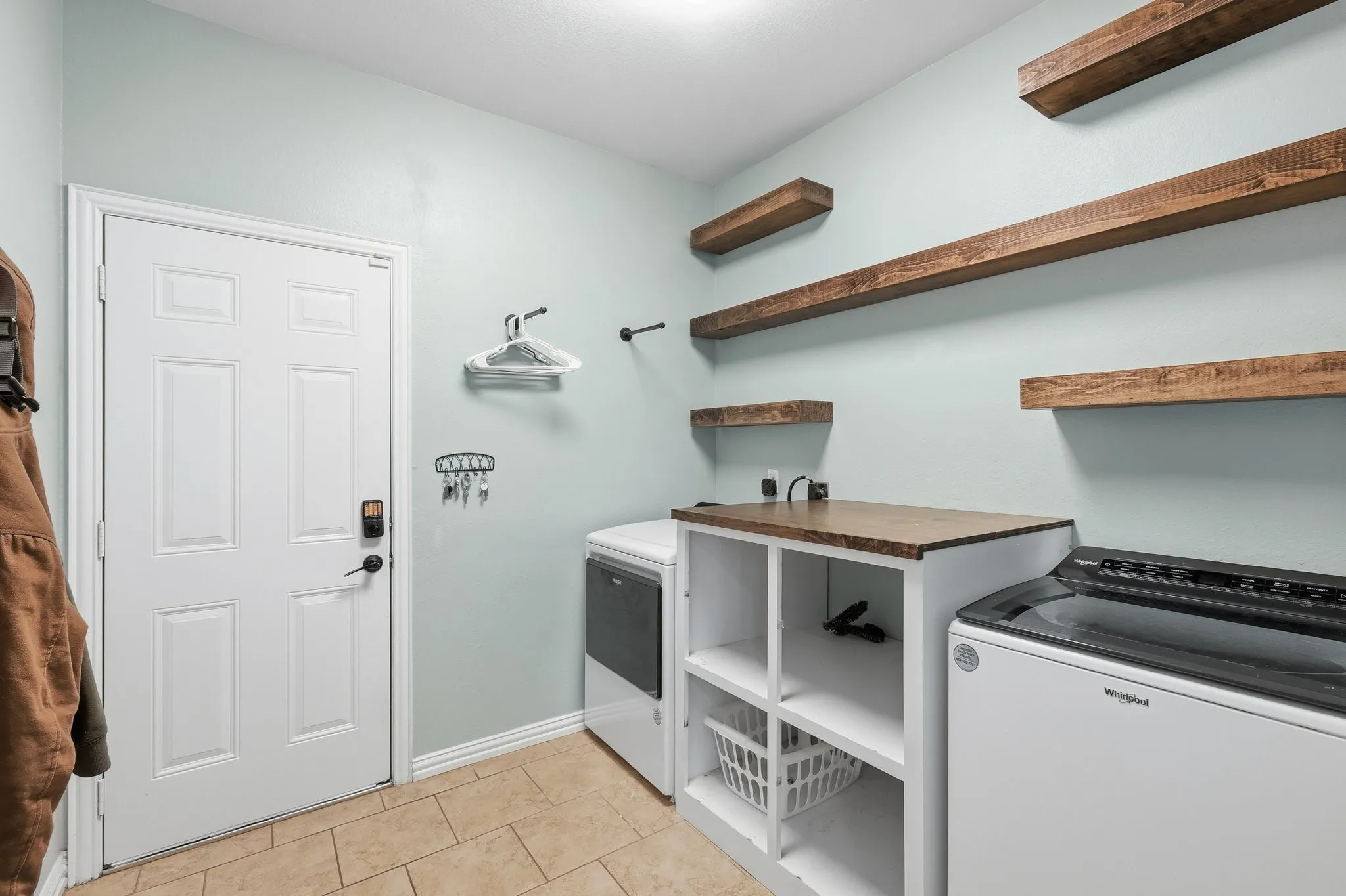 Single Family Residence For Sale in Wise County , 102 Van Meter Drive, Aurora, Texas 76078, 4 Bedroom, 3 Bathroom, 3 Garage spaces, 3,768 Sqft, built in 2005, mls#21136698, Real Estate Agent in Aurora, Homes For Sale in Wise county, Homes For Sale in Aurora, Realtor in Aurora Texas, Real Estate Brokerage Independent Realty Texas, Luminita Cordes Realtor