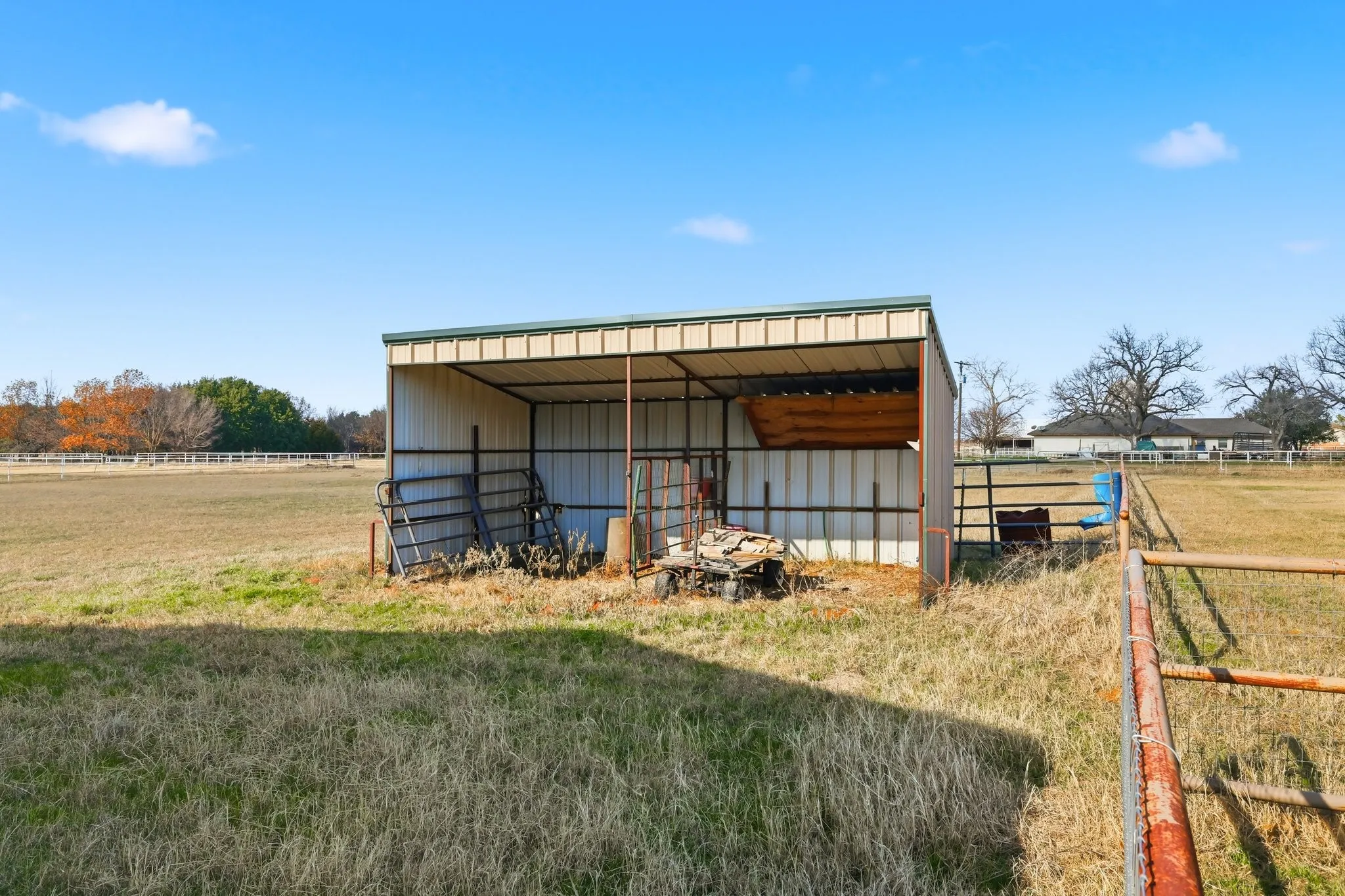 Single Family Residence For Sale in Wise County , 102 Van Meter Drive, Aurora, Texas 76078, 4 Bedroom, 3 Bathroom, 3 Garage spaces, 3,768 Sqft, built in 2005, mls#21136698, Real Estate Agent in Aurora, Homes For Sale in Wise county, Homes For Sale in Aurora, Realtor in Aurora Texas, Real Estate Brokerage Independent Realty Texas, Luminita Cordes Realtor