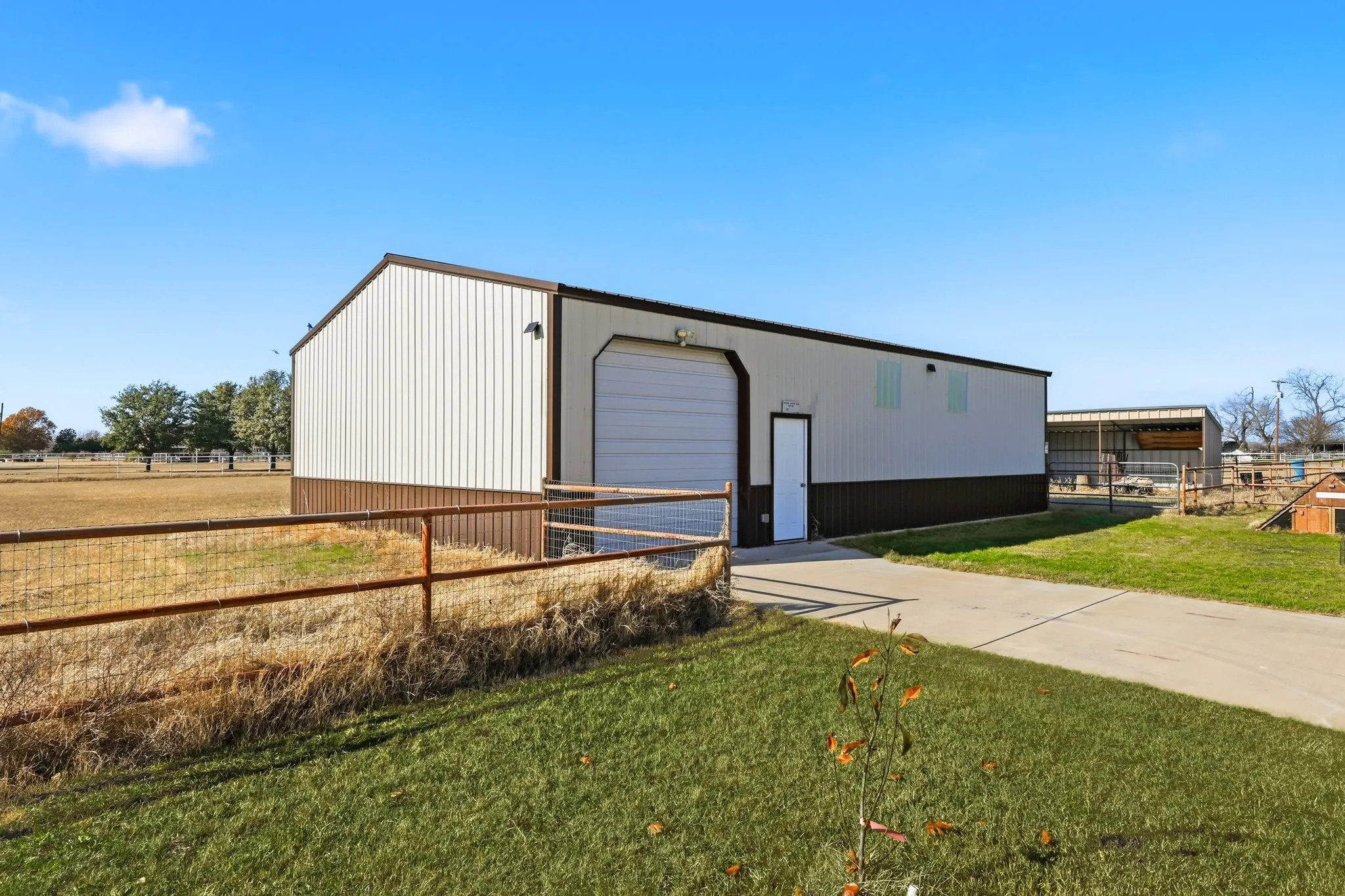 Single Family Residence For Sale in Wise County , 102 Van Meter Drive, Aurora, Texas 76078, 4 Bedroom, 3 Bathroom, 3 Garage spaces, 3,768 Sqft, built in 2005, mls#21136698, Real Estate Agent in Aurora, Homes For Sale in Wise county, Homes For Sale in Aurora, Realtor in Aurora Texas, Real Estate Brokerage Independent Realty Texas, Luminita Cordes Realtor
