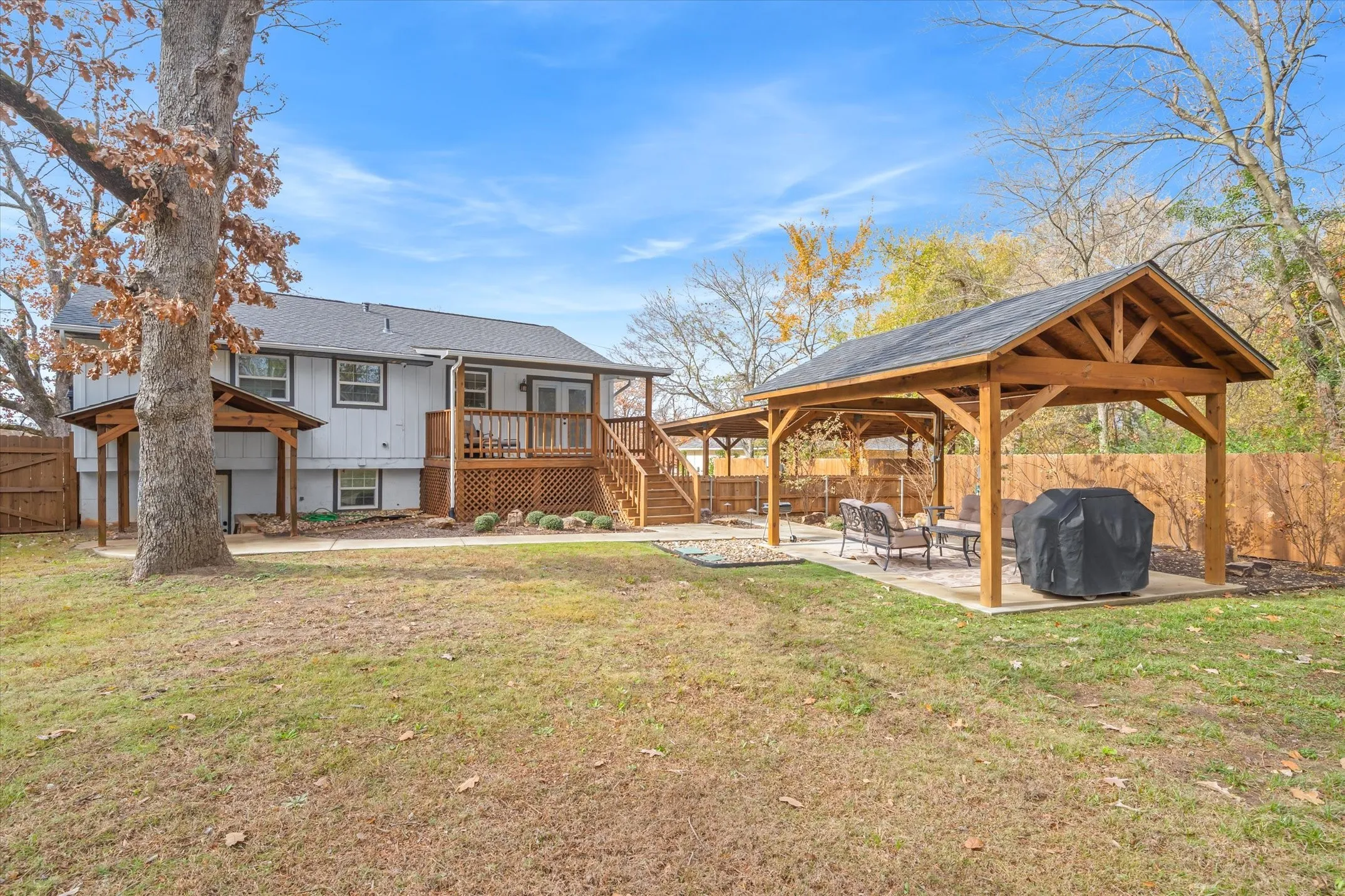 Single Family Residence For Sale in Smith County , 2422 Old Omen Road, Tyler, Texas 75701, 4 Bedroom, 3 Bathroom, Garage spaces, 1,702 Sqft, built in 1976, Preowned, mls#21137141, Real Estate Agent in Tyler, Homes For Sale in Smith county, Homes For Sale in Tyler, Realtor in Tyler Texas, Real Estate Brokerage Independent Realty Texas, Luminita Cordes Realtor
