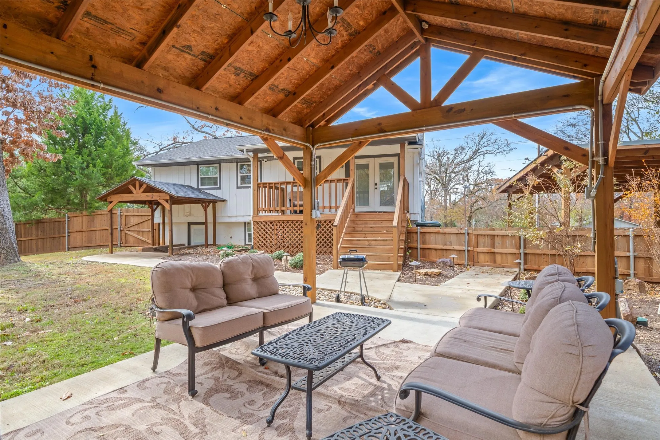 Single Family Residence For Sale in Smith County , 2422 Old Omen Road, Tyler, Texas 75701, 4 Bedroom, 3 Bathroom, Garage spaces, 1,702 Sqft, built in 1976, Preowned, mls#21137141, Real Estate Agent in Tyler, Homes For Sale in Smith county, Homes For Sale in Tyler, Realtor in Tyler Texas, Real Estate Brokerage Independent Realty Texas, Luminita Cordes Realtor