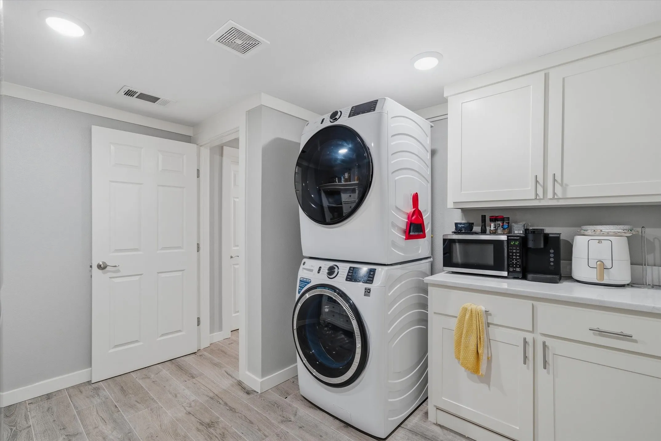 Single Family Residence For Sale in Smith County , 2422 Old Omen Road, Tyler, Texas 75701, 4 Bedroom, 3 Bathroom, Garage spaces, 1,702 Sqft, built in 1976, Preowned, mls#21137141, Real Estate Agent in Tyler, Homes For Sale in Smith county, Homes For Sale in Tyler, Realtor in Tyler Texas, Real Estate Brokerage Independent Realty Texas, Luminita Cordes Realtor