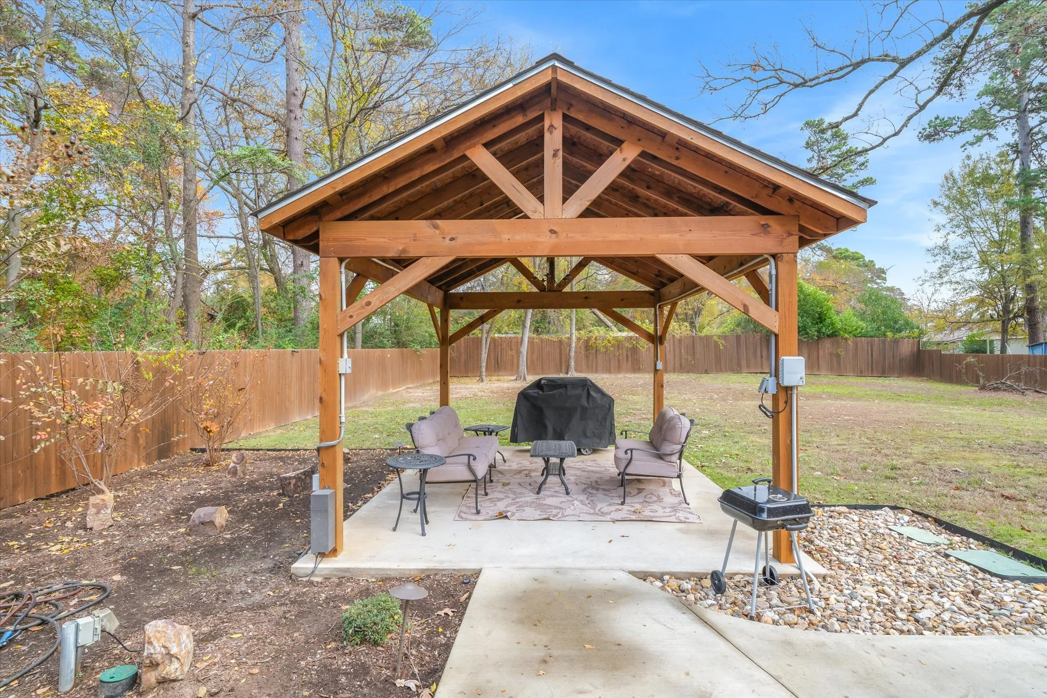 Single Family Residence For Sale in Smith County , 2422 Old Omen Road, Tyler, Texas 75701, 4 Bedroom, 3 Bathroom, Garage spaces, 1,702 Sqft, built in 1976, Preowned, mls#21137141, Real Estate Agent in Tyler, Homes For Sale in Smith county, Homes For Sale in Tyler, Realtor in Tyler Texas, Real Estate Brokerage Independent Realty Texas, Luminita Cordes Realtor