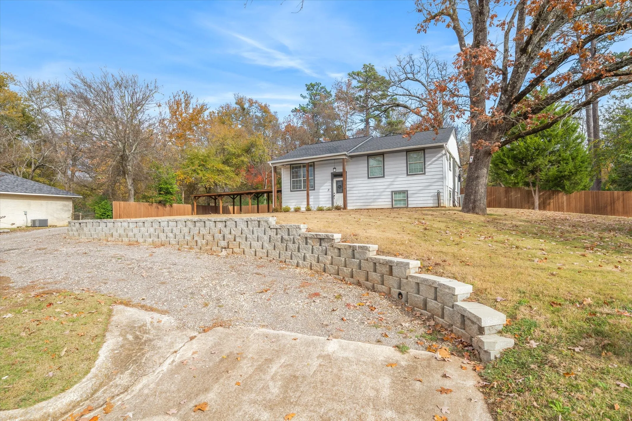 Single Family Residence For Sale in Smith County , 2422 Old Omen Road, Tyler, Texas 75701, 4 Bedroom, 3 Bathroom, Garage spaces, 1,702 Sqft, built in 1976, Preowned, mls#21137141, Real Estate Agent in Tyler, Homes For Sale in Smith county, Homes For Sale in Tyler, Realtor in Tyler Texas, Real Estate Brokerage Independent Realty Texas, Luminita Cordes Realtor