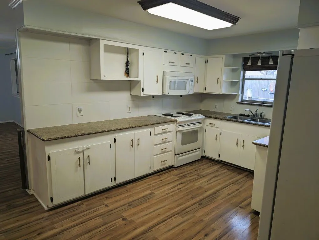 Single Family Residence For Sale in Dallas County , 8747 Mosswood Drive, Dallas, Texas 75227, 3 Bedroom, 2 Bathroom, 2 Garage spaces, 1,761 Sqft, built in 1961, Preowned, mls#21137208, Real Estate Agent in Dallas, Homes For Sale in Dallas county, Homes For Sale in Dallas, Realtor in Dallas Texas, Real Estate Brokerage Independent Realty Texas, Luminita Cordes Realtor