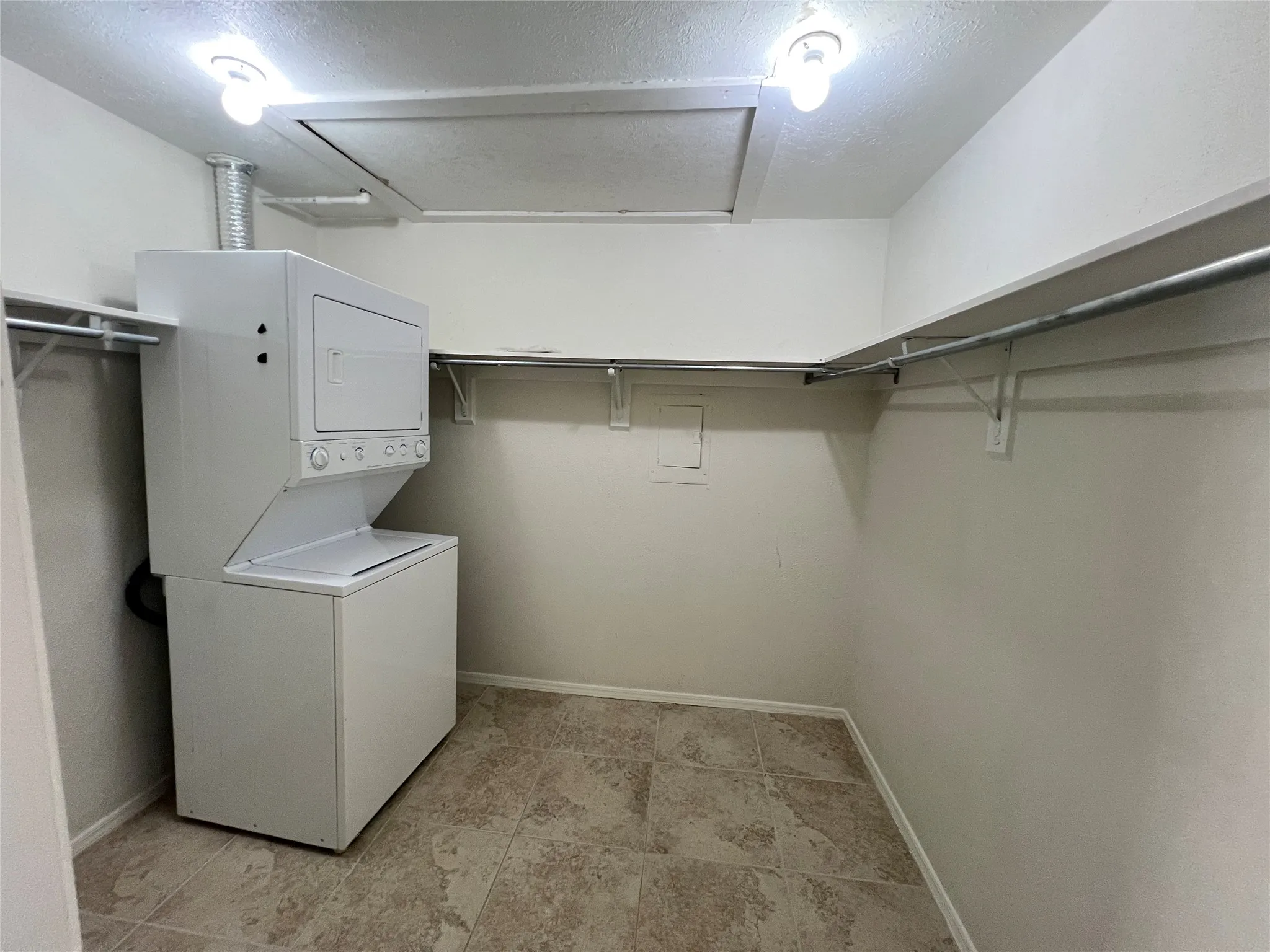 Condominium For Rent in Dallas County , 10432 High Hollows Drive 241, Dallas, Texas 75230, 2 Bedroom, 2 Bathroom, Garage spaces, 1,204 Sqft, built in 1969, mls#21137355, Real Estate Agent in Dallas, Homes For Rent in Dallas county, Homes For Rent in Dallas, Realtor in Dallas Texas, Real Estate Brokerage Independent Realty Texas, Luminita Cordes Realtor