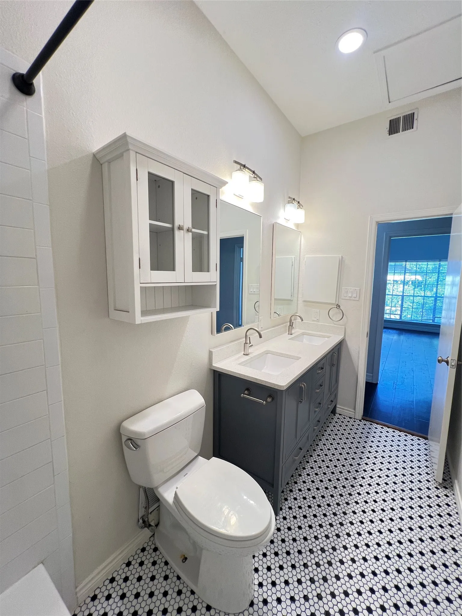 Condominium For Rent in Dallas County , 10432 High Hollows Drive 241, Dallas, Texas 75230, 2 Bedroom, 2 Bathroom, Garage spaces, 1,204 Sqft, built in 1969, mls#21137355, Real Estate Agent in Dallas, Homes For Rent in Dallas county, Homes For Rent in Dallas, Realtor in Dallas Texas, Real Estate Brokerage Independent Realty Texas, Luminita Cordes Realtor