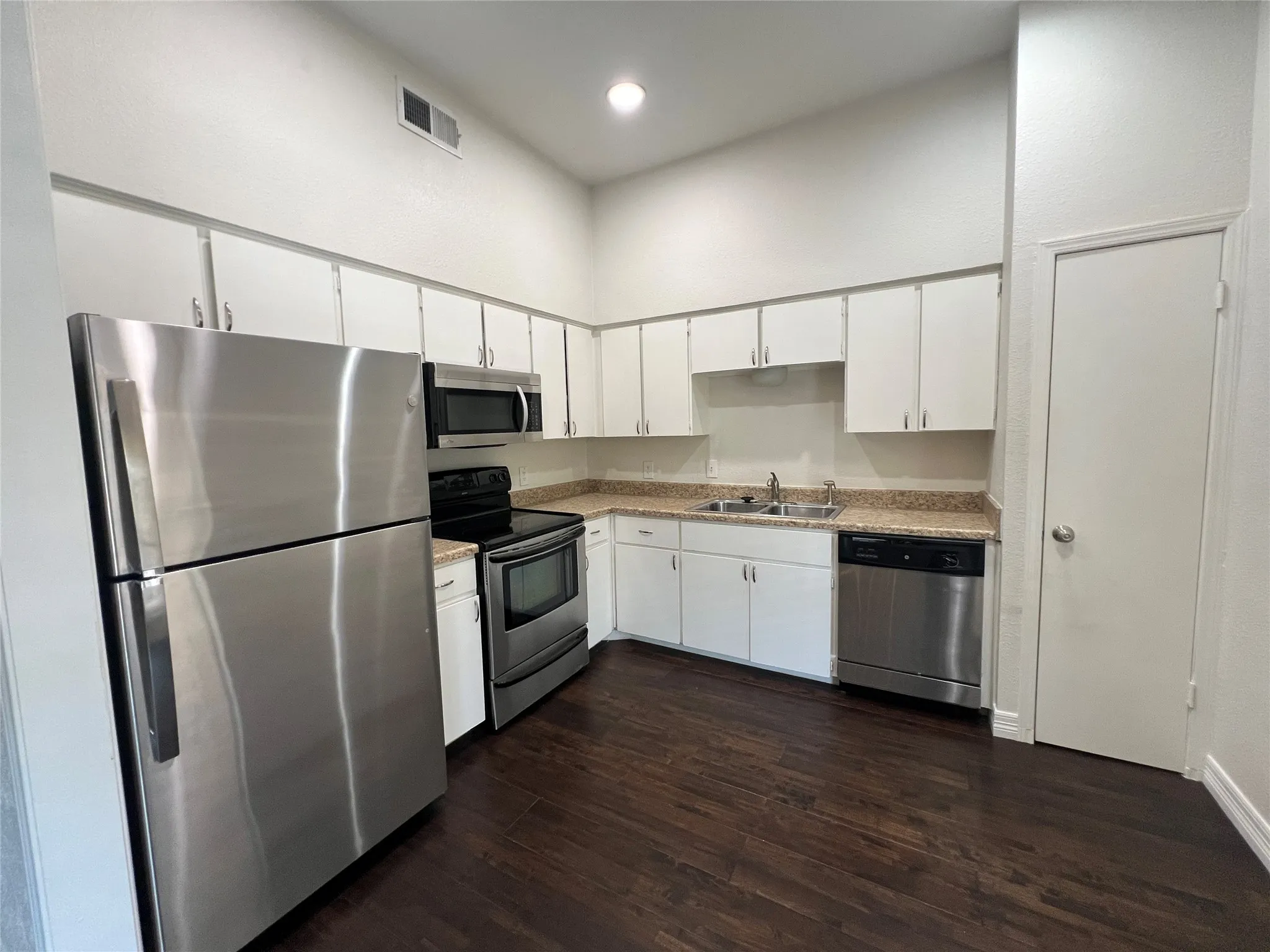Condominium For Rent in Dallas County , 10432 High Hollows Drive 241, Dallas, Texas 75230, 2 Bedroom, 2 Bathroom, Garage spaces, 1,204 Sqft, built in 1969, mls#21137355, Real Estate Agent in Dallas, Homes For Rent in Dallas county, Homes For Rent in Dallas, Realtor in Dallas Texas, Real Estate Brokerage Independent Realty Texas, Luminita Cordes Realtor