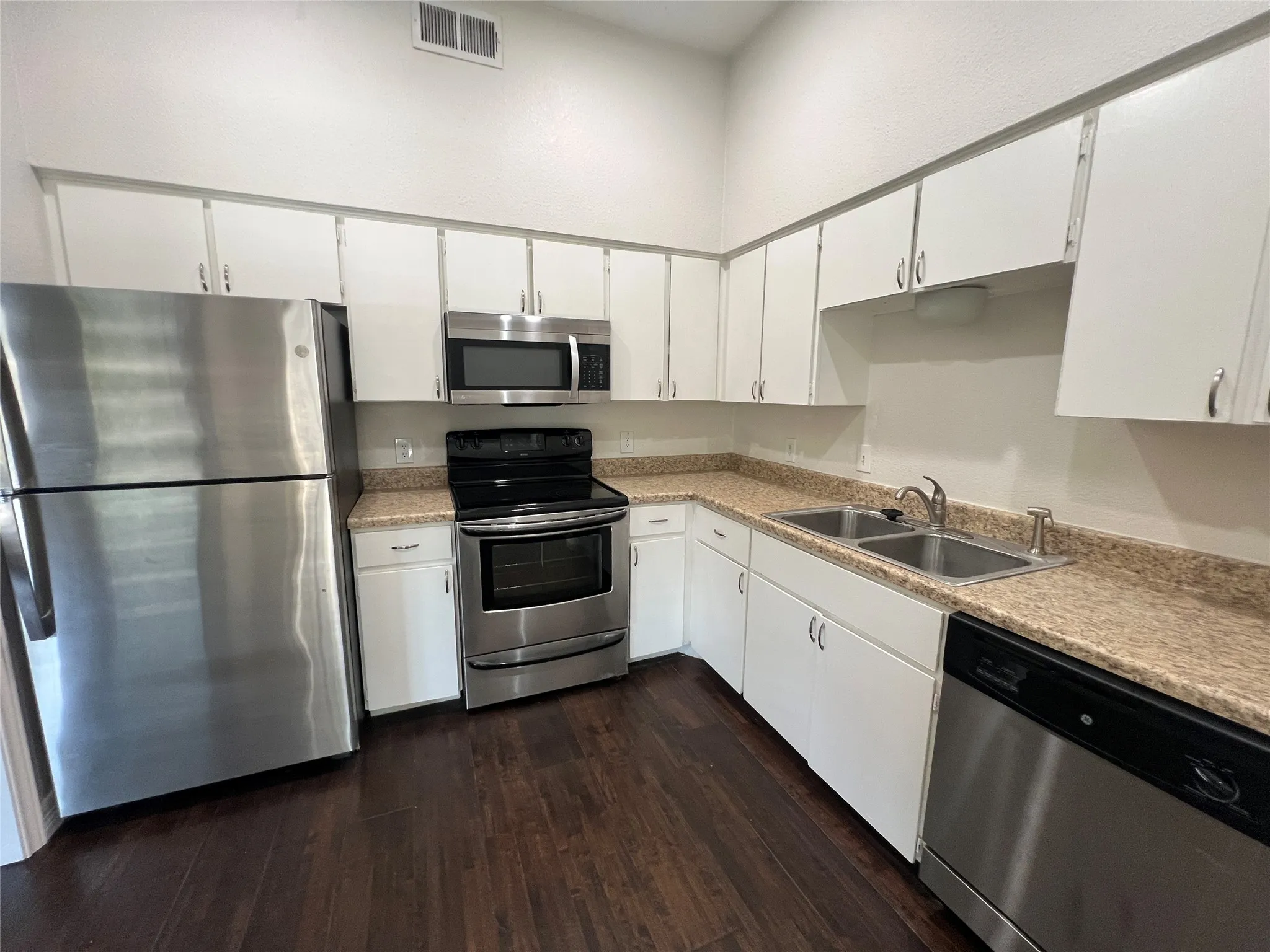 Condominium For Rent in Dallas County , 10432 High Hollows Drive 241, Dallas, Texas 75230, 2 Bedroom, 2 Bathroom, Garage spaces, 1,204 Sqft, built in 1969, mls#21137355, Real Estate Agent in Dallas, Homes For Rent in Dallas county, Homes For Rent in Dallas, Realtor in Dallas Texas, Real Estate Brokerage Independent Realty Texas, Luminita Cordes Realtor