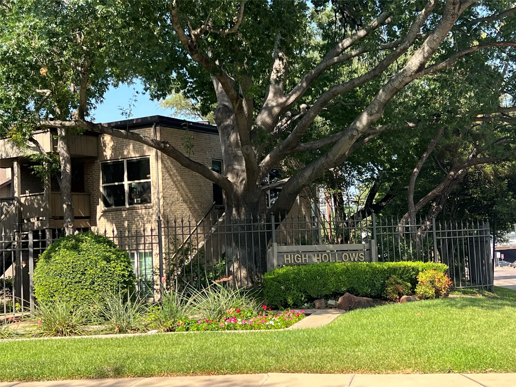 Condominium For Rent in Dallas County , 10432 High Hollows Drive 241, Dallas, Texas 75230, 2 Bedroom, 2 Bathroom, Garage spaces, 1,204 Sqft, built in 1969, mls#21137355, Real Estate Agent in Dallas, Homes For Rent in Dallas county, Homes For Rent in Dallas, Realtor in Dallas Texas, Real Estate Brokerage Independent Realty Texas, Luminita Cordes Realtor