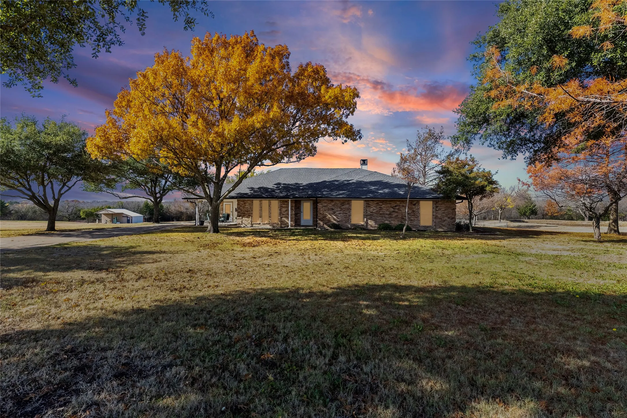 Single Family Residence For Sale in Collin County , 803 Westshore Drive, St Paul, Texas 75098, 3 Bedroom, 3 Bathroom, 2 Garage spaces, 2,263 Sqft, built in 1983, Preowned, mls#21135160, Real Estate Agent in St Paul, Homes For Sale in Collin county, Homes For Sale in St Paul, Realtor in St Paul Texas, Real Estate Brokerage Independent Realty Texas, Luminita Cordes Realtor