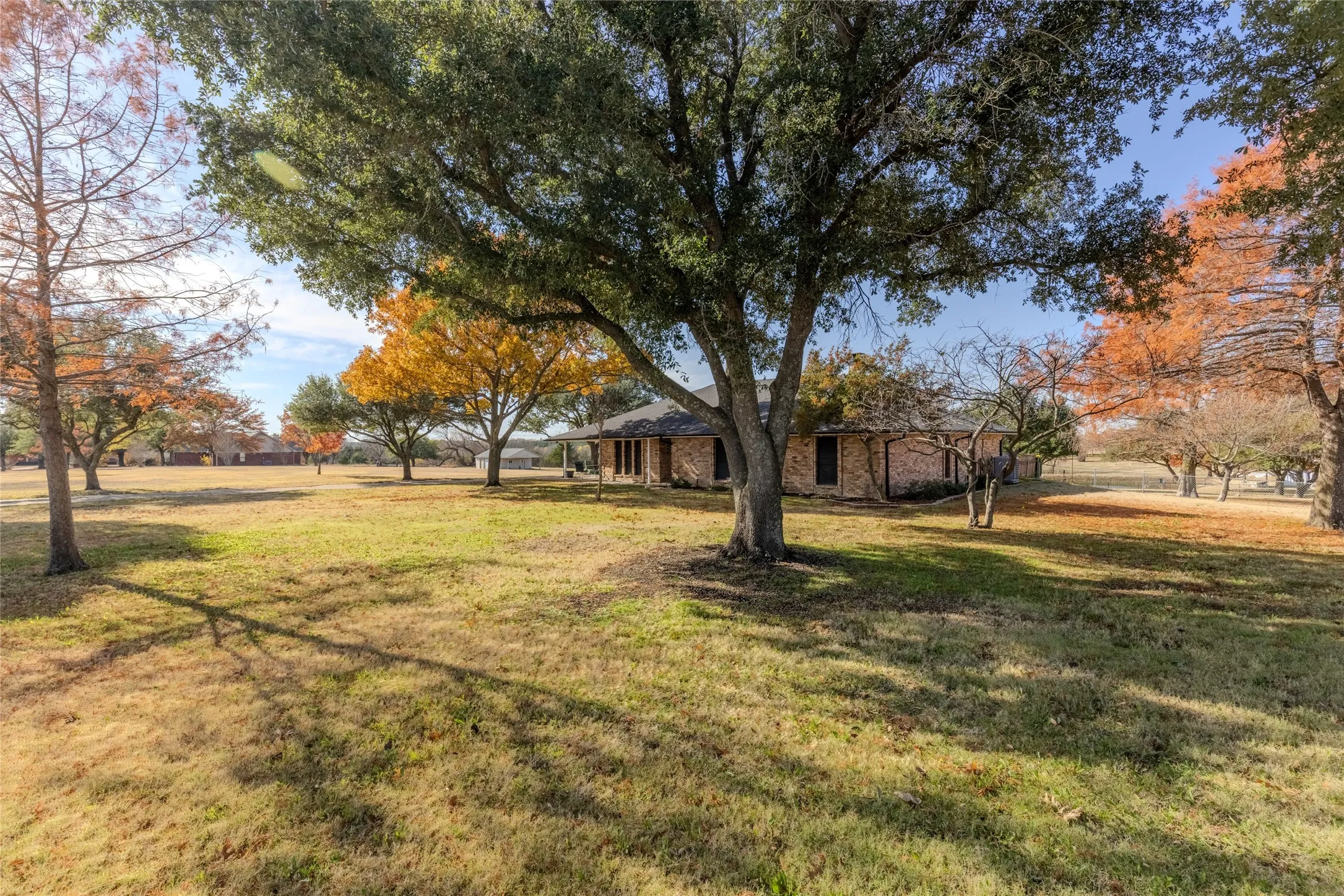 Single Family Residence For Sale in Collin County , 803 Westshore Drive, St Paul, Texas 75098, 3 Bedroom, 3 Bathroom, 2 Garage spaces, 2,263 Sqft, built in 1983, Preowned, mls#21135160, Real Estate Agent in St Paul, Homes For Sale in Collin county, Homes For Sale in St Paul, Realtor in St Paul Texas, Real Estate Brokerage Independent Realty Texas, Luminita Cordes Realtor