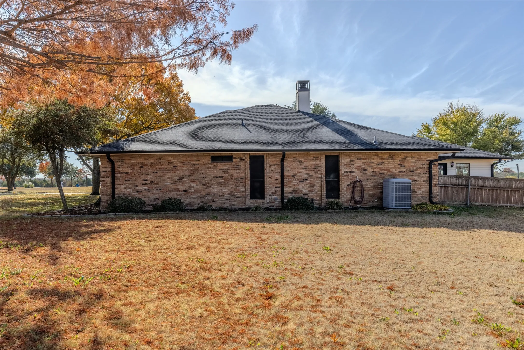 Single Family Residence For Sale in Collin County , 803 Westshore Drive, St Paul, Texas 75098, 3 Bedroom, 3 Bathroom, 2 Garage spaces, 2,263 Sqft, built in 1983, Preowned, mls#21135160, Real Estate Agent in St Paul, Homes For Sale in Collin county, Homes For Sale in St Paul, Realtor in St Paul Texas, Real Estate Brokerage Independent Realty Texas, Luminita Cordes Realtor