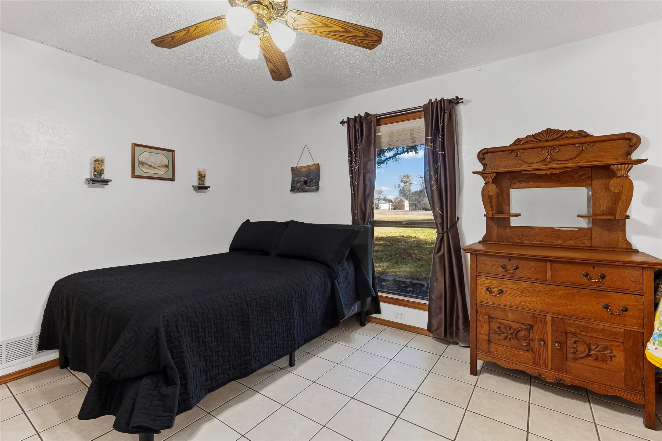 Single Family Residence For Sale in Collin County , 803 Westshore Drive, St Paul, Texas 75098, 3 Bedroom, 3 Bathroom, 2 Garage spaces, 2,263 Sqft, built in 1983, Preowned, mls#21135160, Real Estate Agent in St Paul, Homes For Sale in Collin county, Homes For Sale in St Paul, Realtor in St Paul Texas, Real Estate Brokerage Independent Realty Texas, Luminita Cordes Realtor