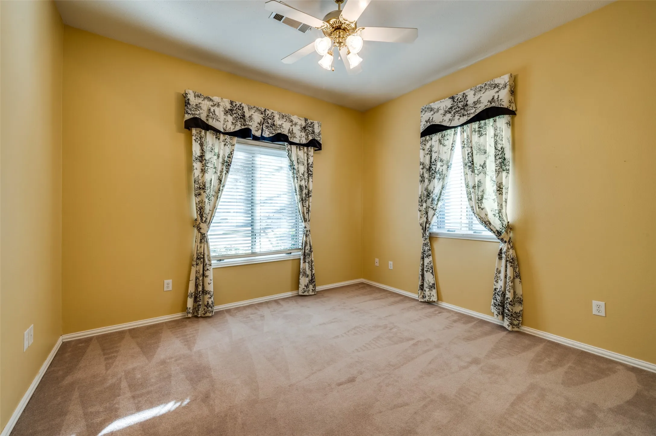 Single Family Residence For Sale in Denton County , 3504 Belmont Street, Denton, Texas 76210, 4 Bedroom, 3 Bathroom, 4 Garage spaces, 3,609 Sqft, built in 1999, Preowned, mls#21136776, Real Estate Agent in Denton, Homes For Sale in Denton county, Homes For Sale in Denton, Realtor in Denton Texas, Real Estate Brokerage Independent Realty Texas, Luminita Cordes Realtor