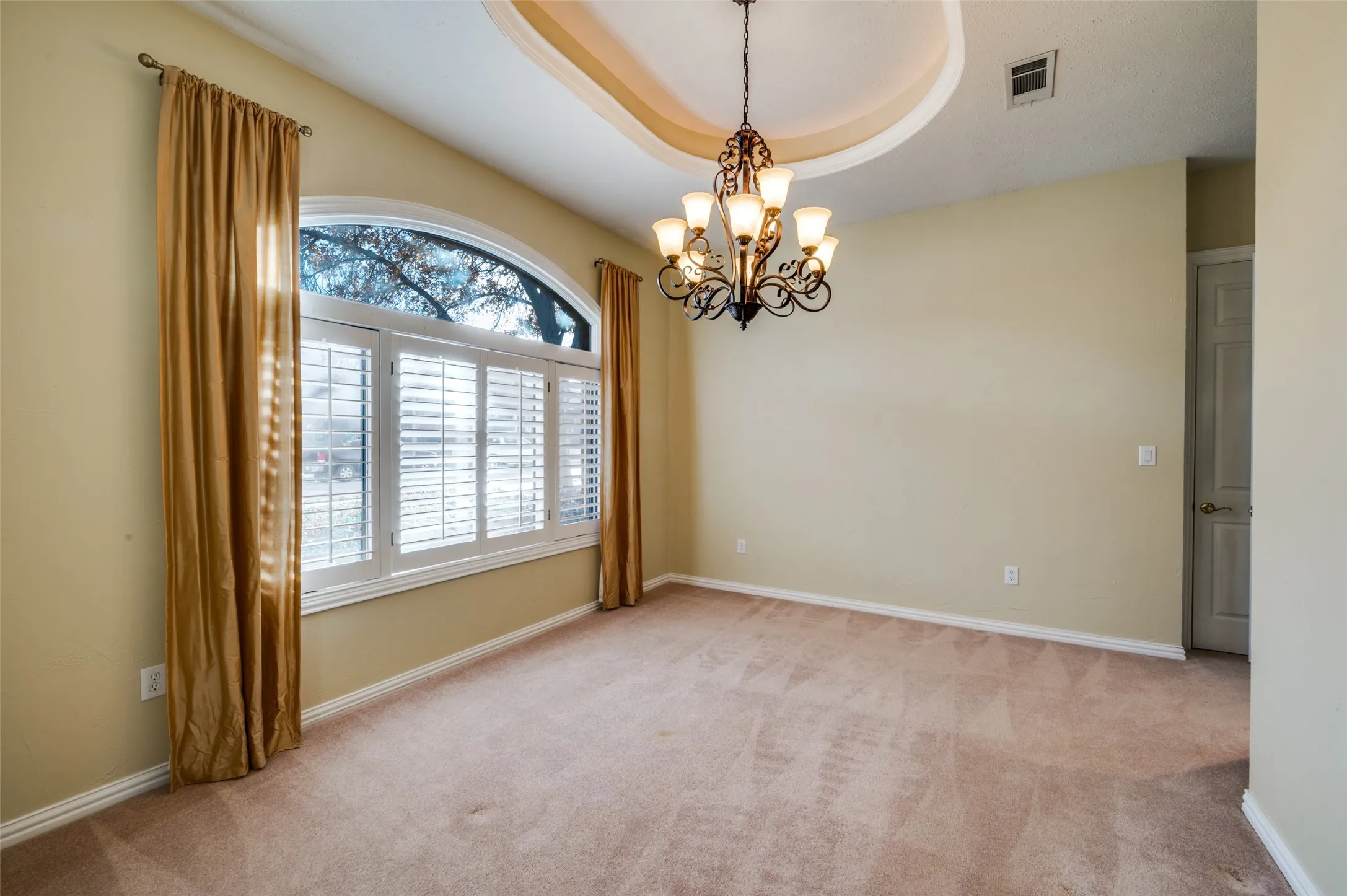 Single Family Residence For Sale in Denton County , 3504 Belmont Street, Denton, Texas 76210, 4 Bedroom, 3 Bathroom, 4 Garage spaces, 3,609 Sqft, built in 1999, Preowned, mls#21136776, Real Estate Agent in Denton, Homes For Sale in Denton county, Homes For Sale in Denton, Realtor in Denton Texas, Real Estate Brokerage Independent Realty Texas, Luminita Cordes Realtor