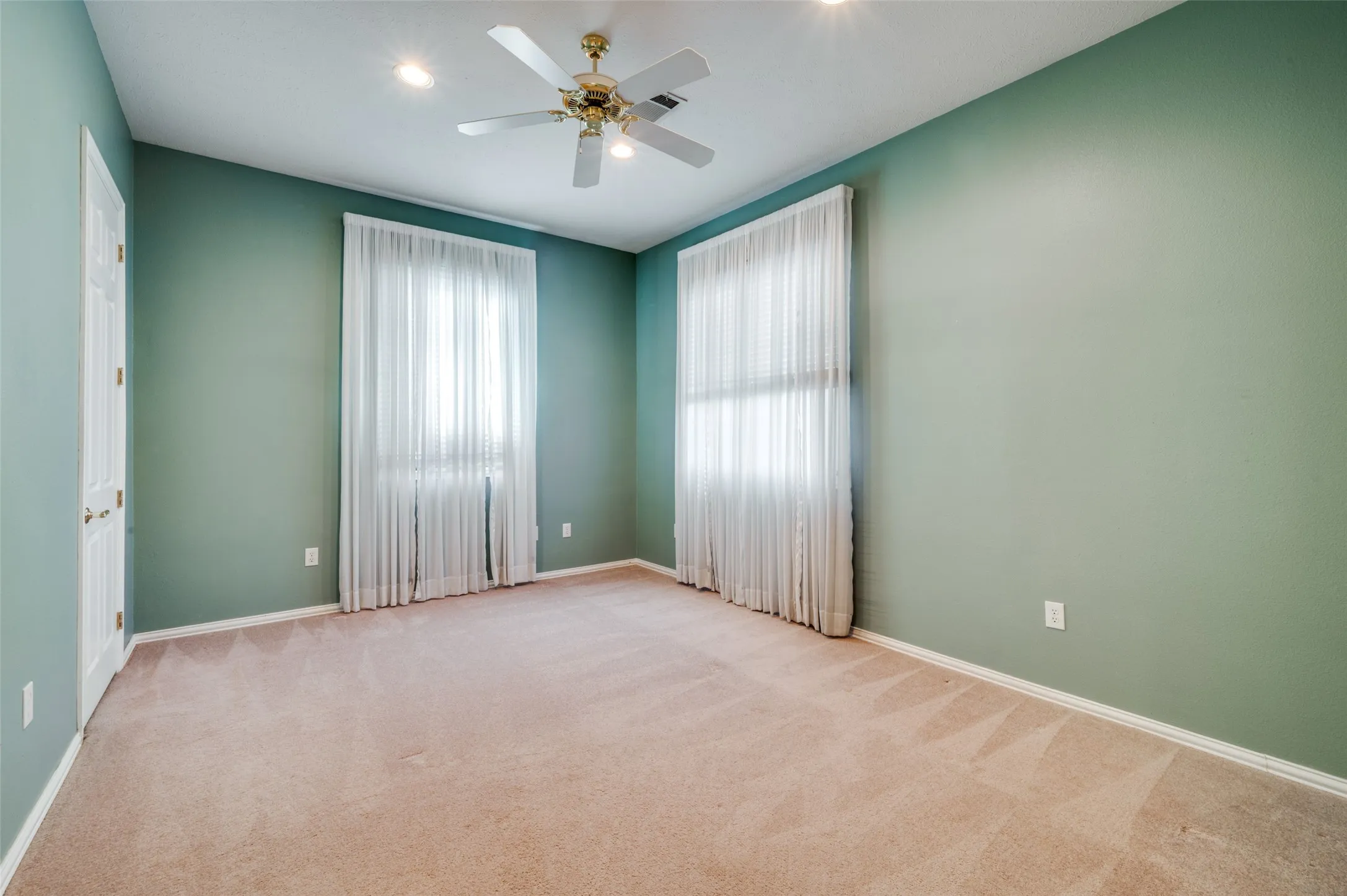Single Family Residence For Sale in Denton County , 3504 Belmont Street, Denton, Texas 76210, 4 Bedroom, 3 Bathroom, 4 Garage spaces, 3,609 Sqft, built in 1999, Preowned, mls#21136776, Real Estate Agent in Denton, Homes For Sale in Denton county, Homes For Sale in Denton, Realtor in Denton Texas, Real Estate Brokerage Independent Realty Texas, Luminita Cordes Realtor