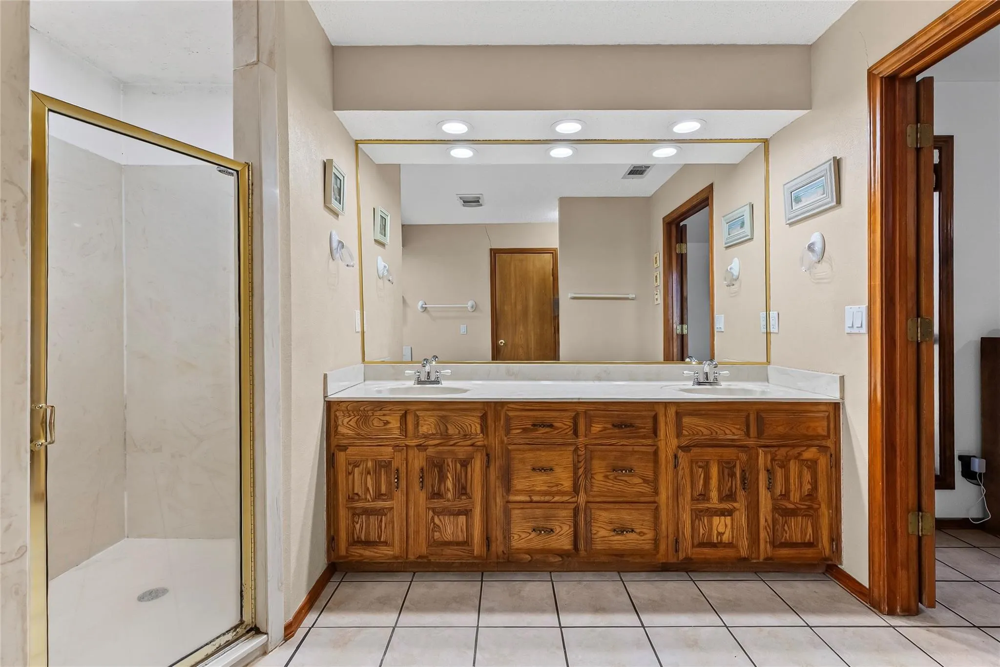 Single Family Residence For Sale in Collin County , 803-2 Westshore Drive, St Paul, Texas 75098, 3 Bedroom, 3 Bathroom, 2 Garage spaces, 2,263 Sqft, built in 1983, Preowned, mls#21137570, Real Estate Agent in St Paul, Homes For Sale in Collin county, Homes For Sale in St Paul, Realtor in St Paul Texas, Real Estate Brokerage Independent Realty Texas, Luminita Cordes Realtor